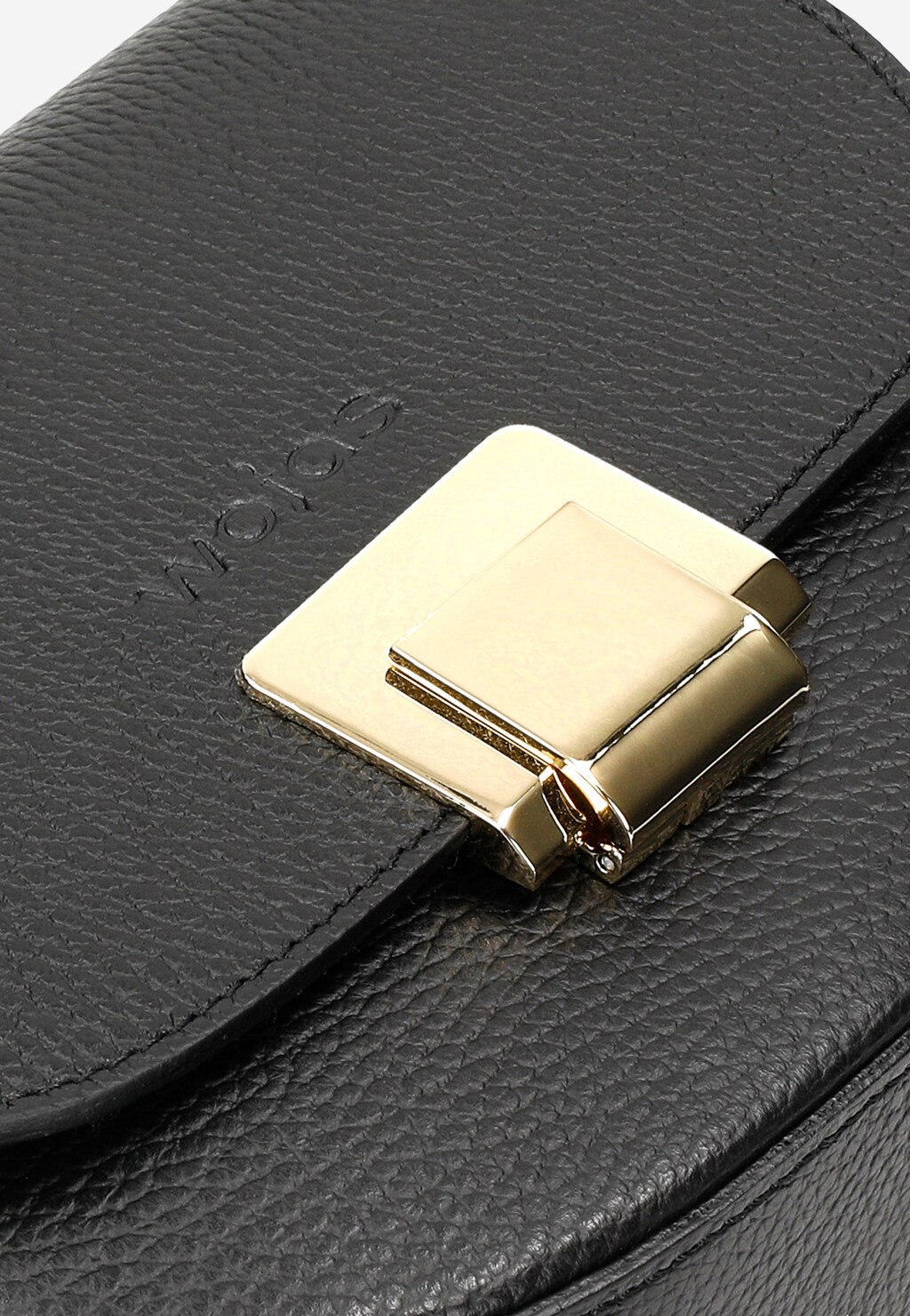 Elegancka czarna torebka damska Wojas 80313-51 z teksturowanej skóry, ze złotym zapięciem i ozdobnym zamkiem błyskawicznym, idealna do noszenia na ramię.