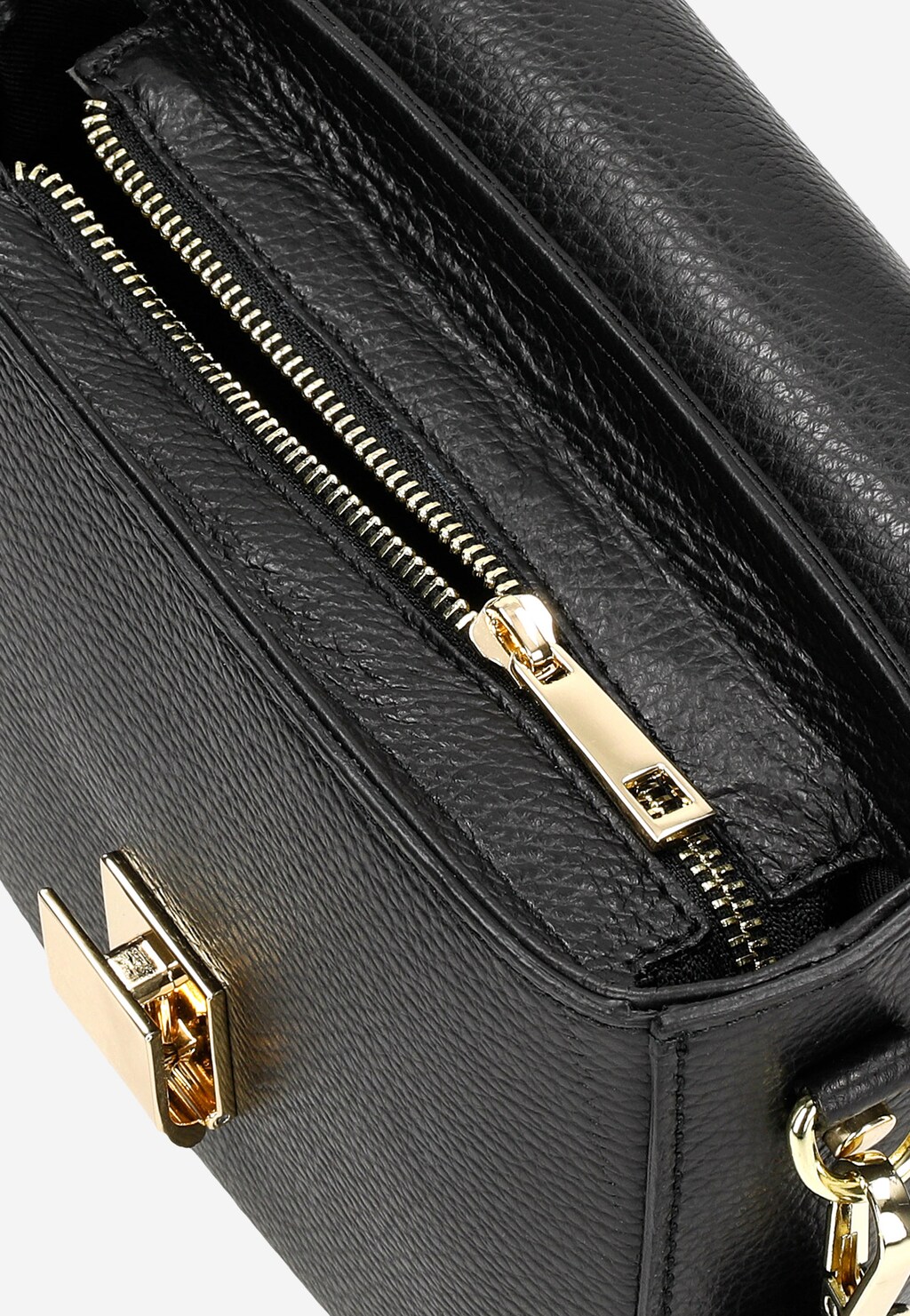 Elegancka czarna torebka Wojas 80313-51 ze złotym zapięciem, wykonana z teksturowanej skóry, ukazana w zbliżeniu na klapę z charakterystycznym metalowym elementem.