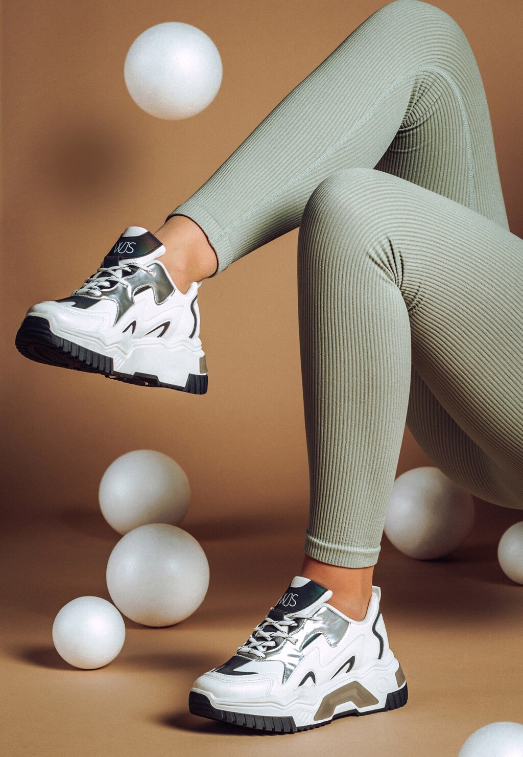 WJS białe sneakersy z kontrastowymi wstawkami WJS64063-79 Widok 1