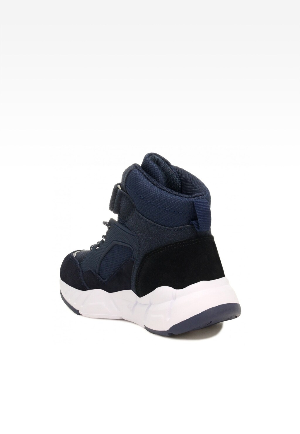 Granatowe trzewiki dziecięce Bartek 17645001 z rzepem, widoczne z boku, na białej podeszwie, z czarnymi elementami i teksturowaną powierzchnią.