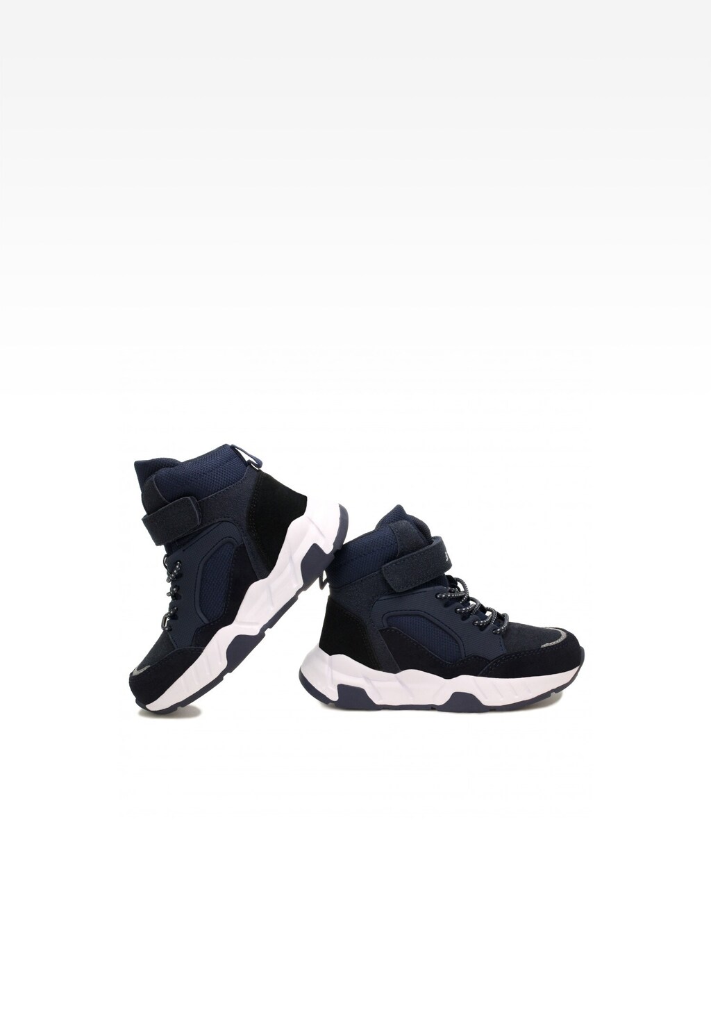Granatowe trzewiki dziecięce BARTEK 17645001 z zapięciem na rzep, czarnymi wstawkami i białą podeszwą, widoczne z boku na kontrastującej białej podeszwie.