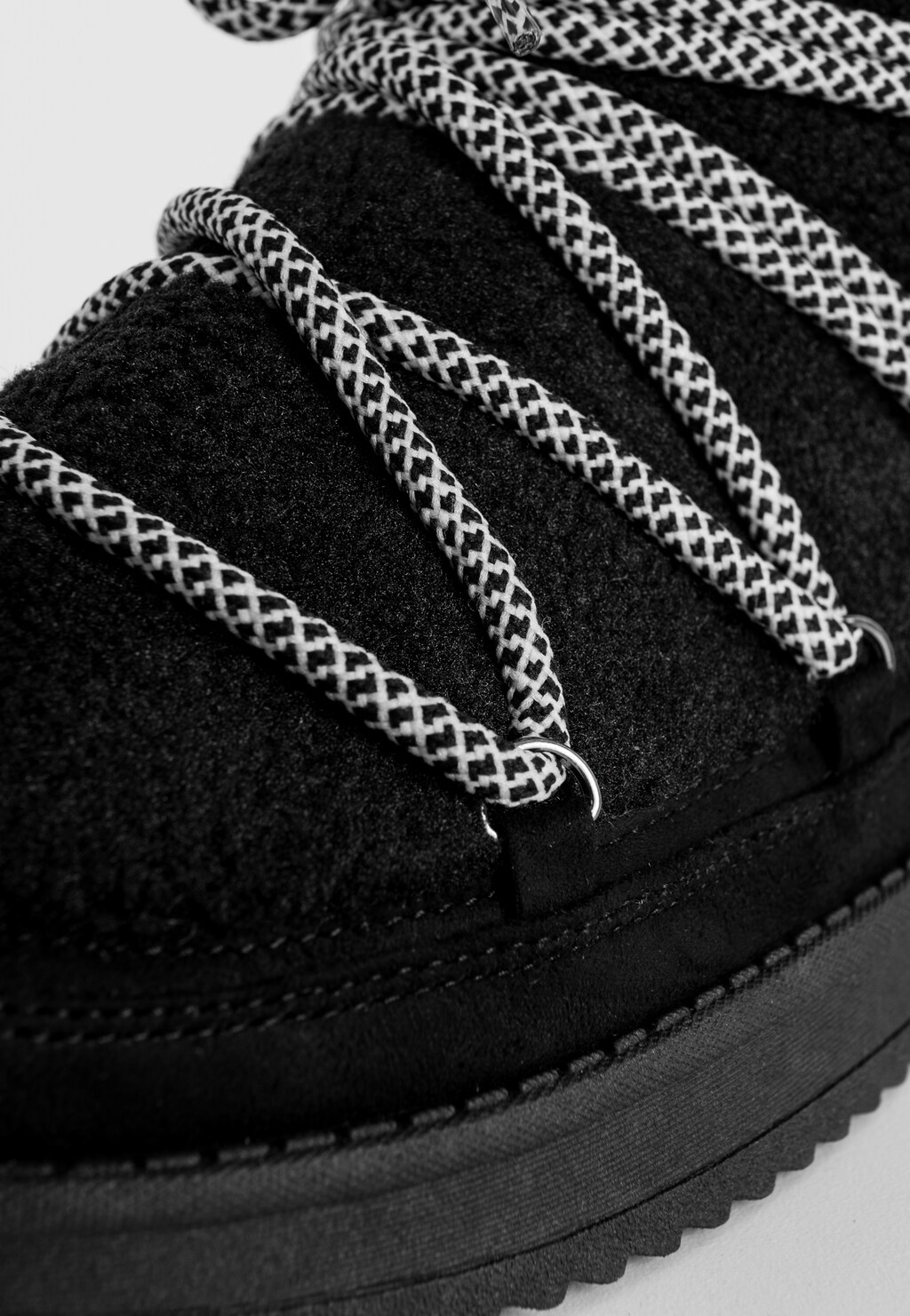 WJS czarne Śniegowce damskie z biało-czarnym sznurowaniem WJS44013-81 Widok 4