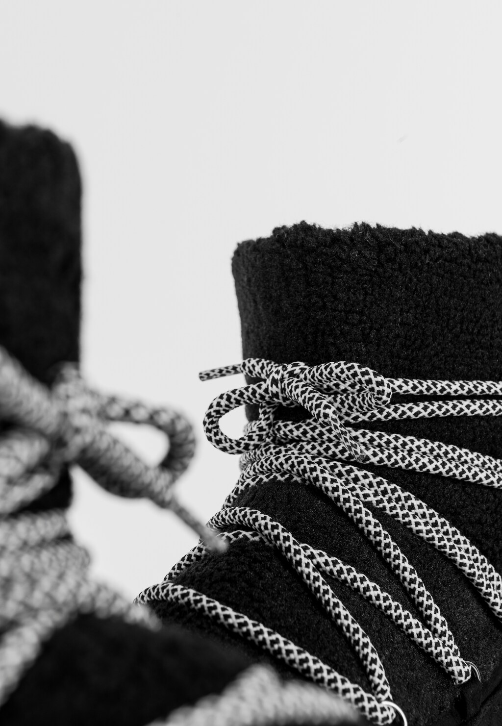 WJS czarne Śniegowce damskie z biało-czarnym sznurowaniem WJS44013-81 Widok 5