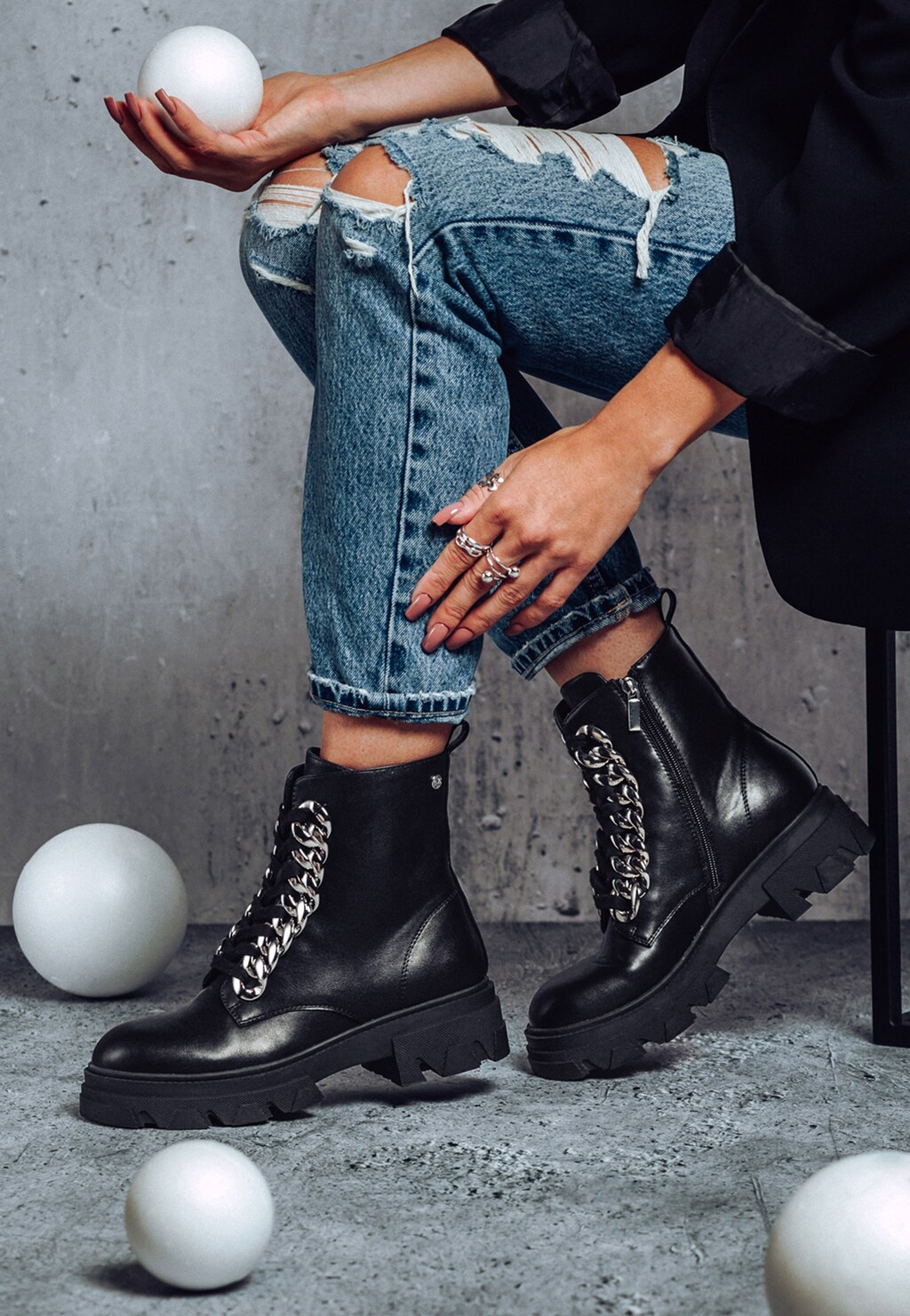 WJS czarne trzewiki damskie ze srebrnymi łańcuchami WJS55046-51 Widok 1