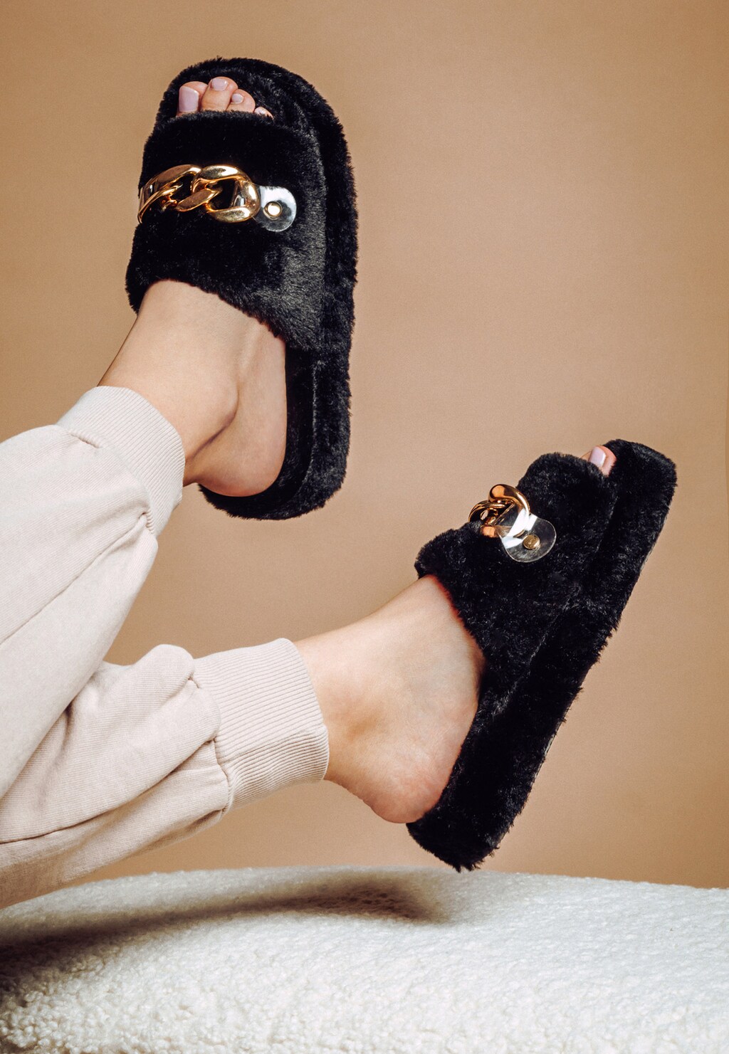 WJS czarne puchate klapki damskie z łańcuchem WJS39004-11 Widok 1