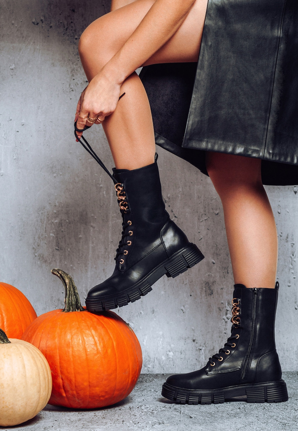 WJS czarne sznurowane trzewiki damskie ze złotymi ozdobnymi kółkami WJS55041-51 Widok 1