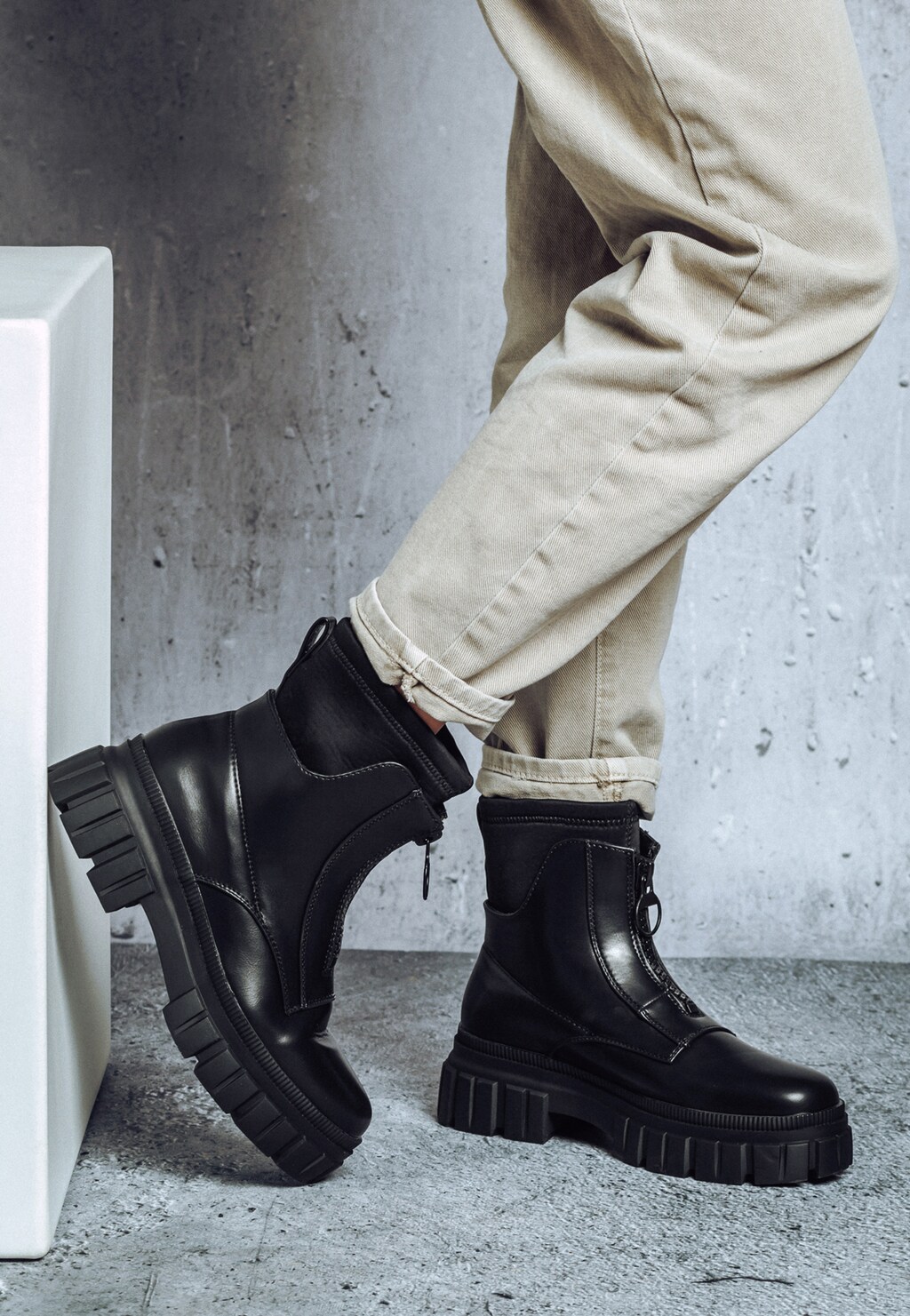 WJS czarne botki z zamkiem z przodu WJS46054-71 Widok 1