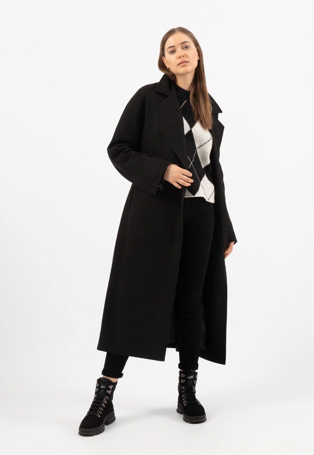 Czarne trzewiki damskie RELAKS R64005-11 ze skóry i ortalionu, prezentowane na modelce w eleganckim czarnym płaszczu na białym tle.