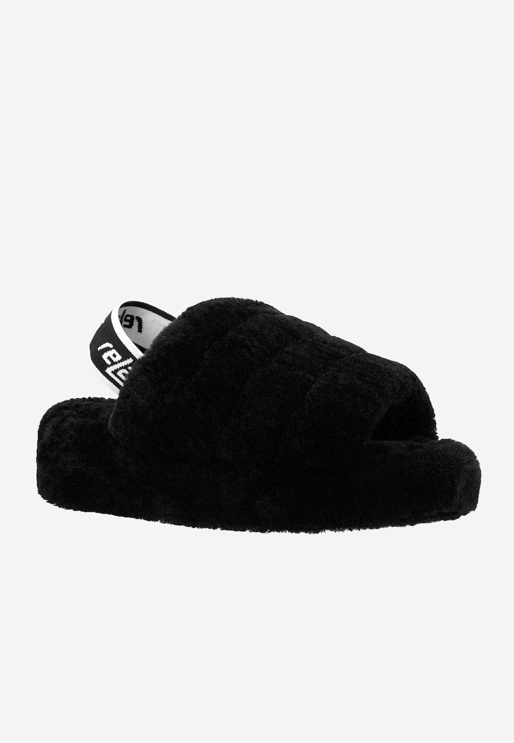 Czarne puchate kapcie marki Relaks model R34006-61 z charakterystyczną gumką na piętę, widoczne z boku, pokazujące miękką, futrzaną fakturę i logo na pasku.