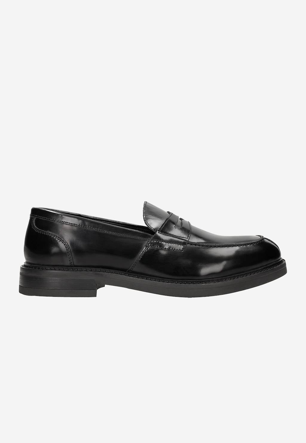 Eleganckie czarne lakierowane mokasyny męskie Wojas 10137-31, typu penny loafers, widoczne z boku, z charakterystycznym paskiem na przodzie i wyraźnym połyskiem skórzanej powierzchni.