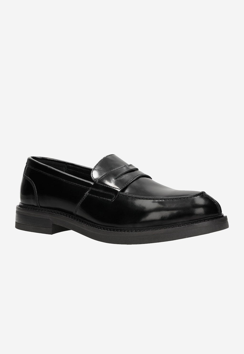 Czarne lakierowane mokasyny męskie Wojas model 10137-31 typu penny loafers z charakterystycznym paskiem na przodzie, na ciemnej podeszwie, widok z boku.