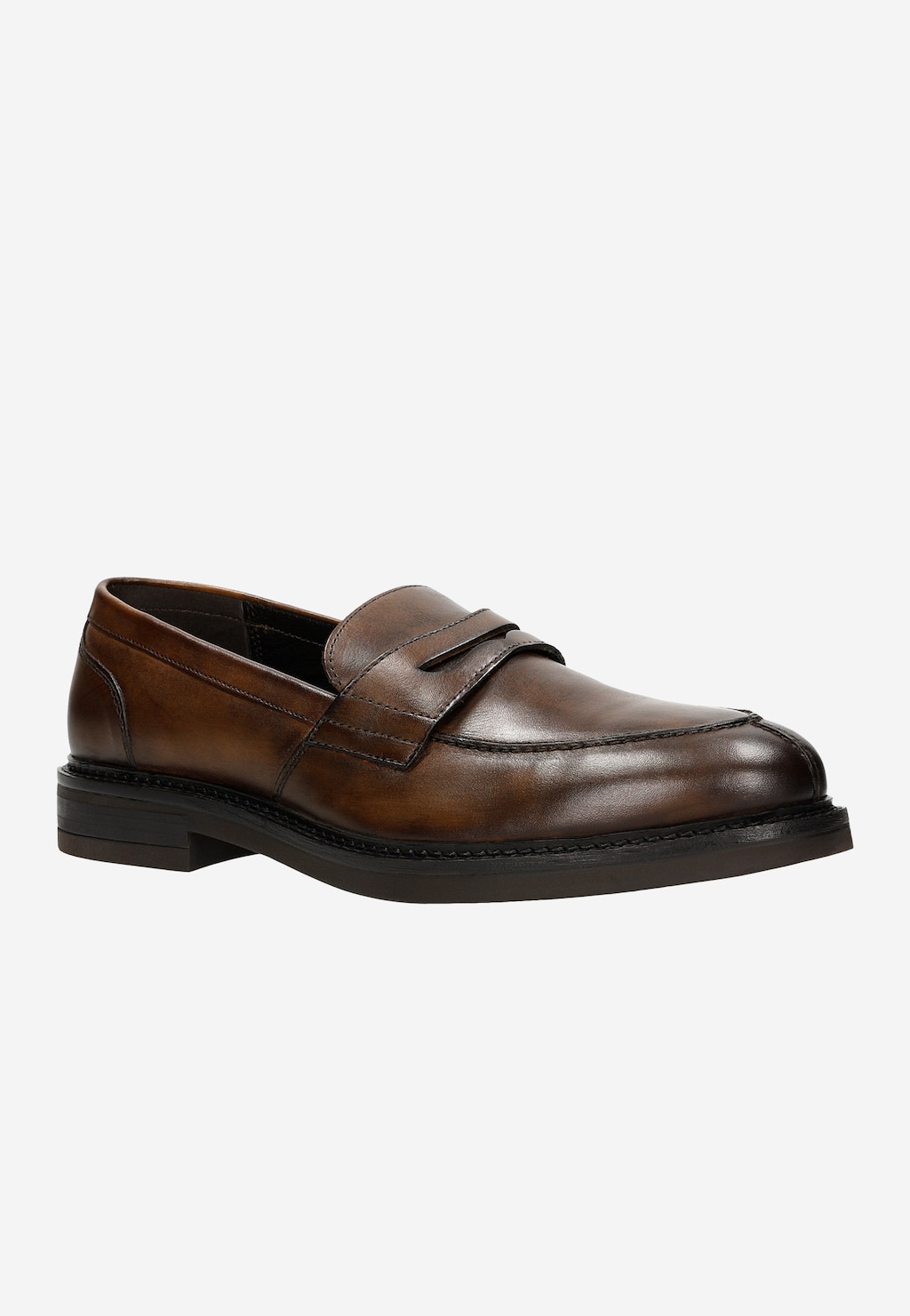 Eleganckie brązowe mokasyny męskie Wojas 10137-52 ze skóry licowej z charakterystycznym paskiem na przodzie, na niskiej czarnej podeszwie, idealne do stroju biznesowego.