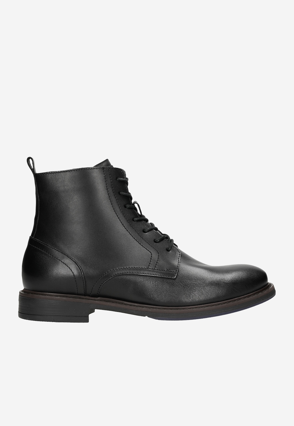 Czarne klasyczne trzewiki męskie Wojas model 24052-51 ze skóry licowej, widoczne z boku, ze sznurowaniem, na ciemnej podeszwie, elegancki design o minimalistycznym wyglądzie.