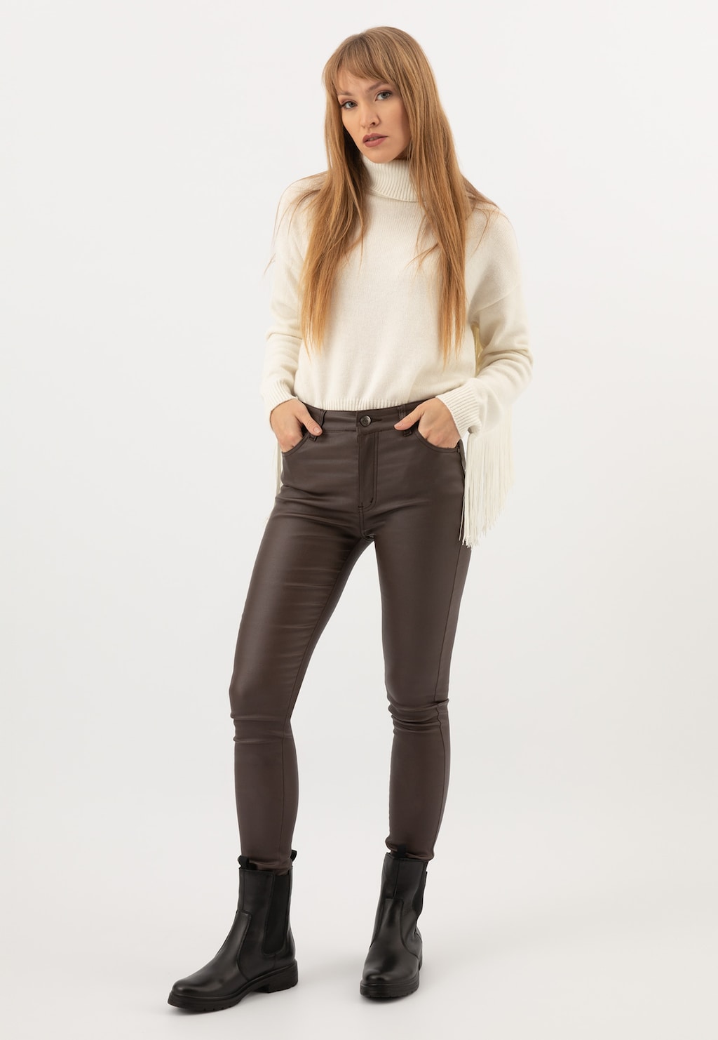 Eleganckie czarne botki damskie Wojas model 55110-51 typu sztyblety prezentowane na modelce w jasnym golfie i brązowych spodniach, widok pełnej sylwetki.