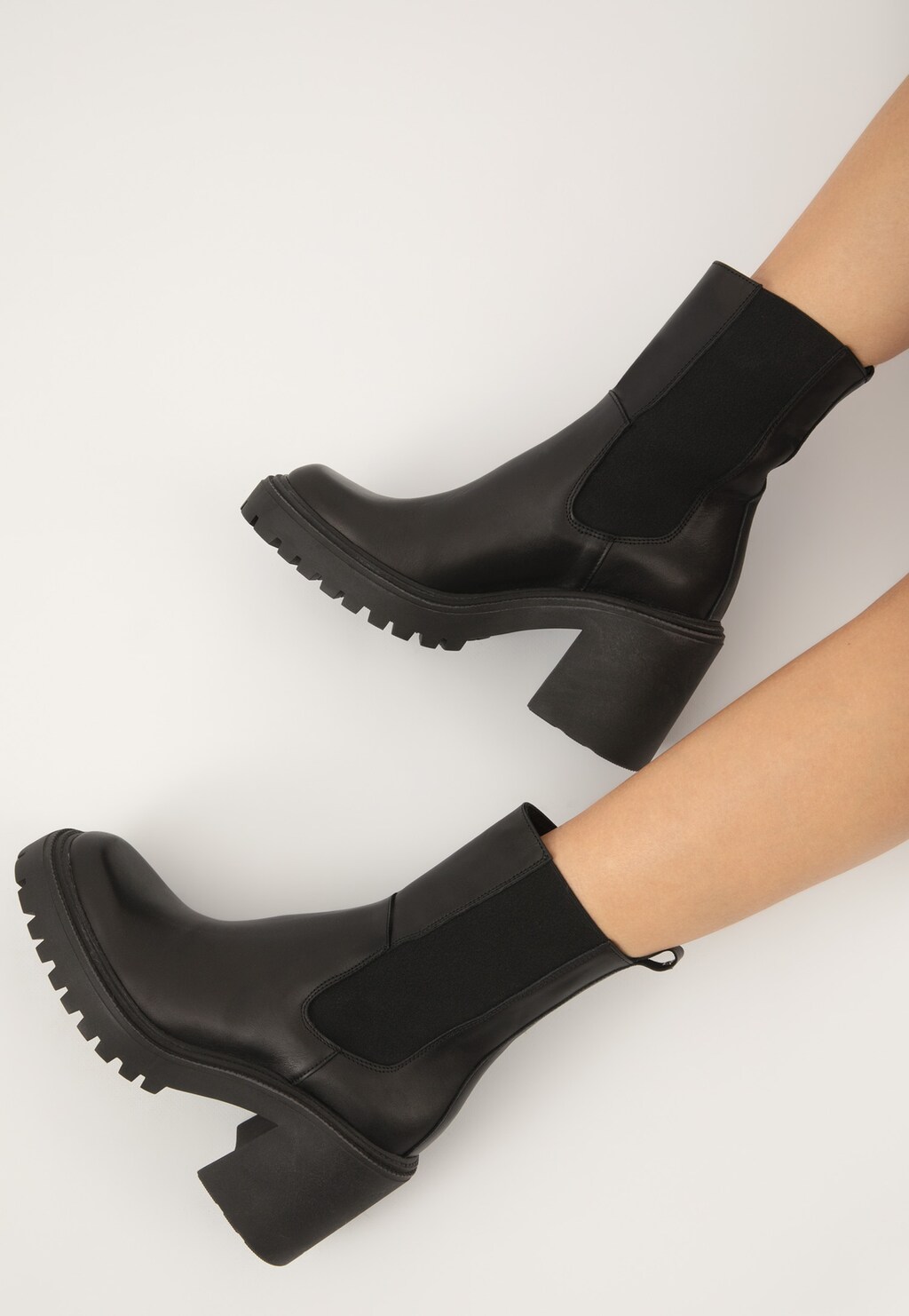 Univerzálny módny poklad sú čierne dámske členkové čižmy 55153-50 Widok 7