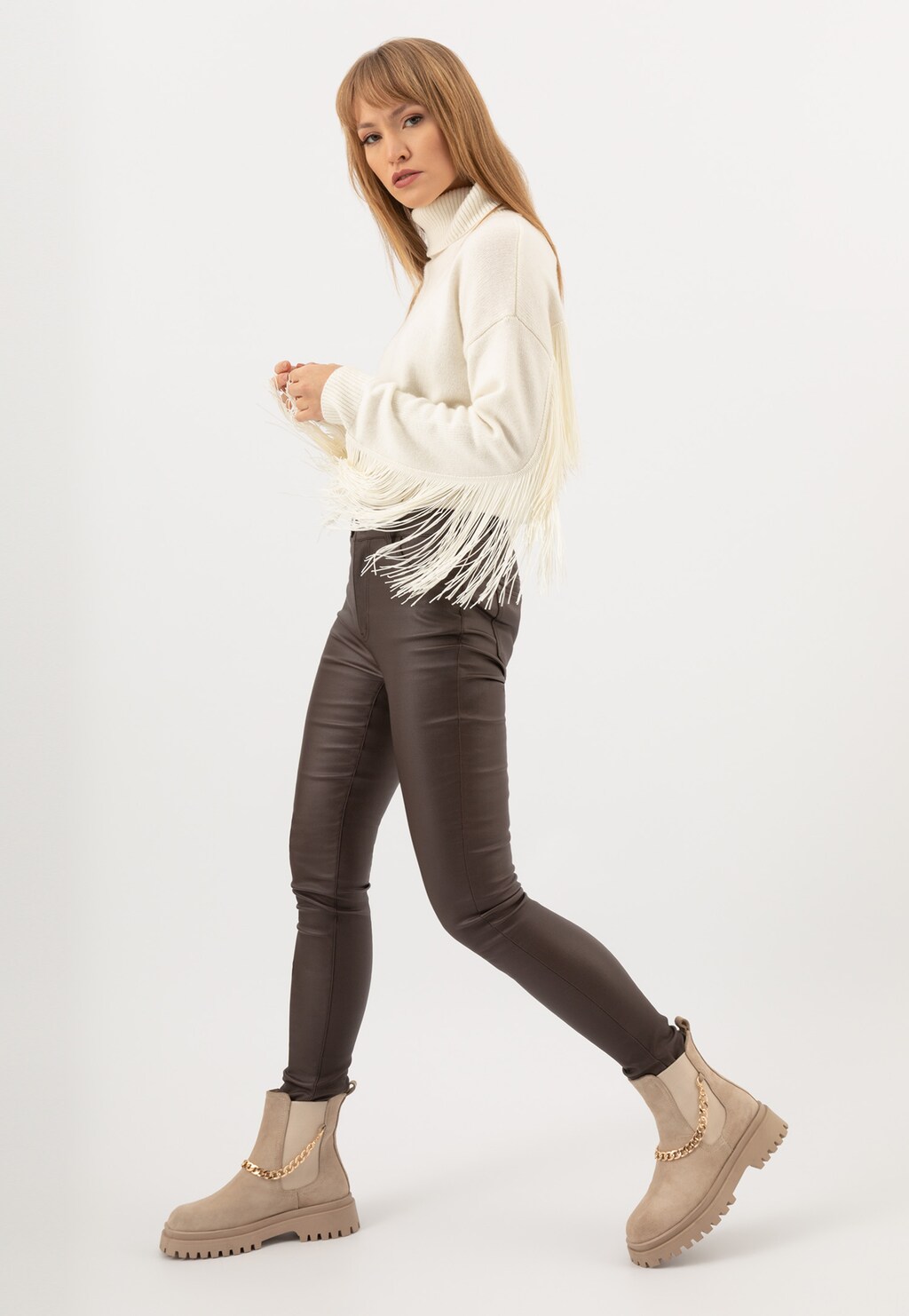 Beżowe botki damskie typu sztyblety ze złotym łańcuszkiem 55183-64 Widok 7