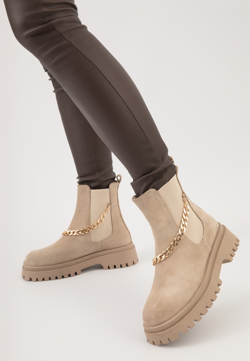 Beżowe botki damskie typu sztyblety ze złotym łańcuszkiem 55183-64 Widok 8