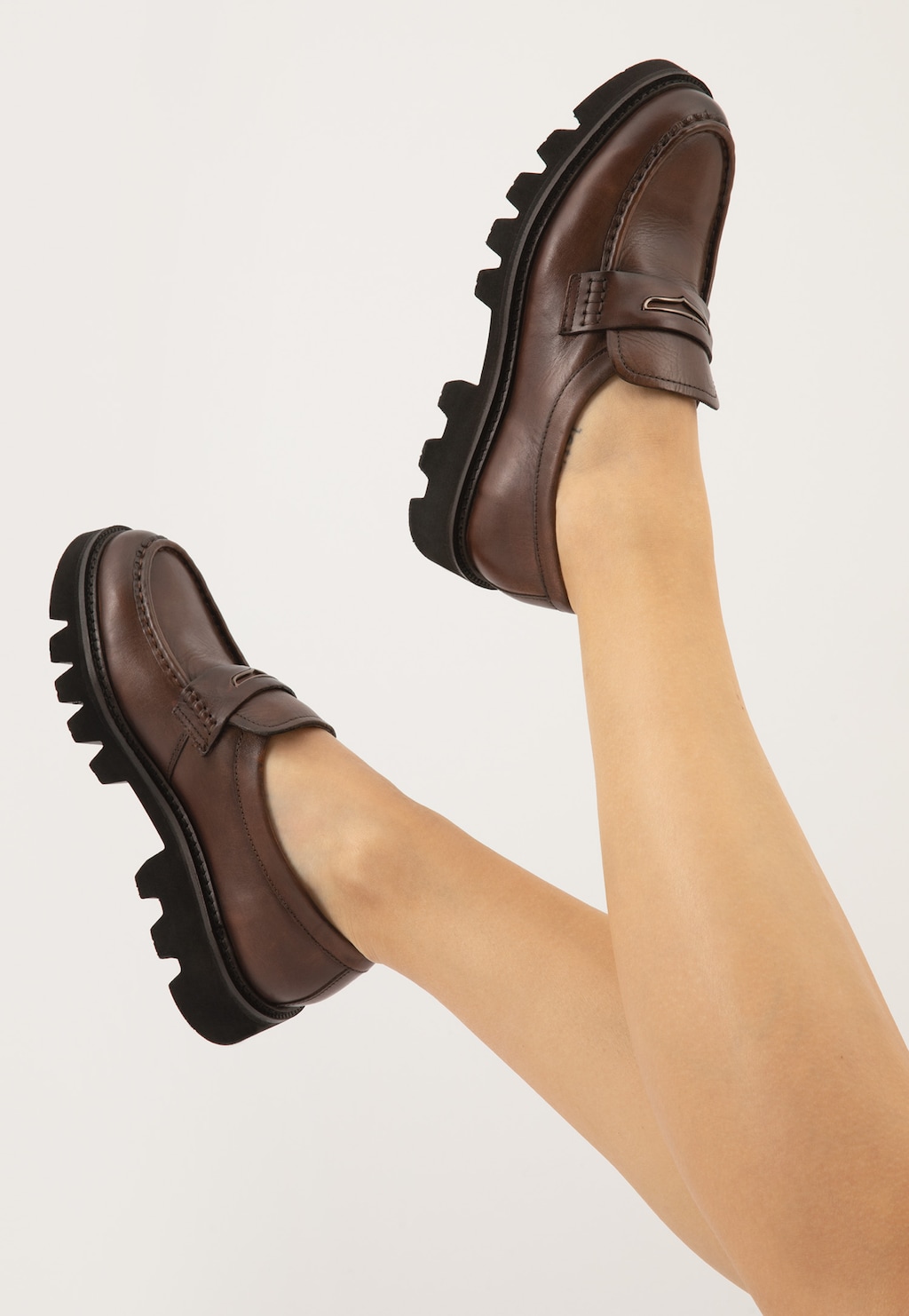 Brązowe skórzane mokasyny damskie na masywnej podeszwie 46206-52 Widok 10