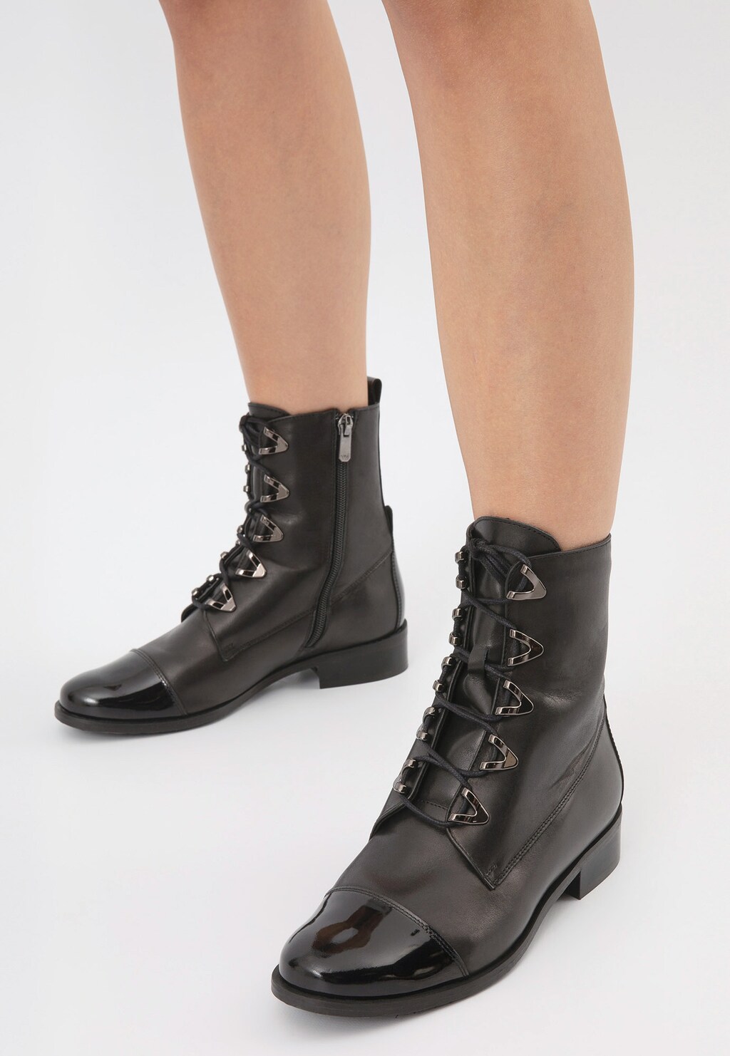 Dámske členkové čižmy z čiernej lícovej a lakovanej kože 64001-71 Widok 8