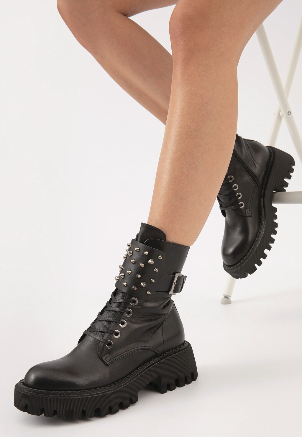 Czarne sznurowane bikery damskie z ćwiekami 64038-51 Widok 8