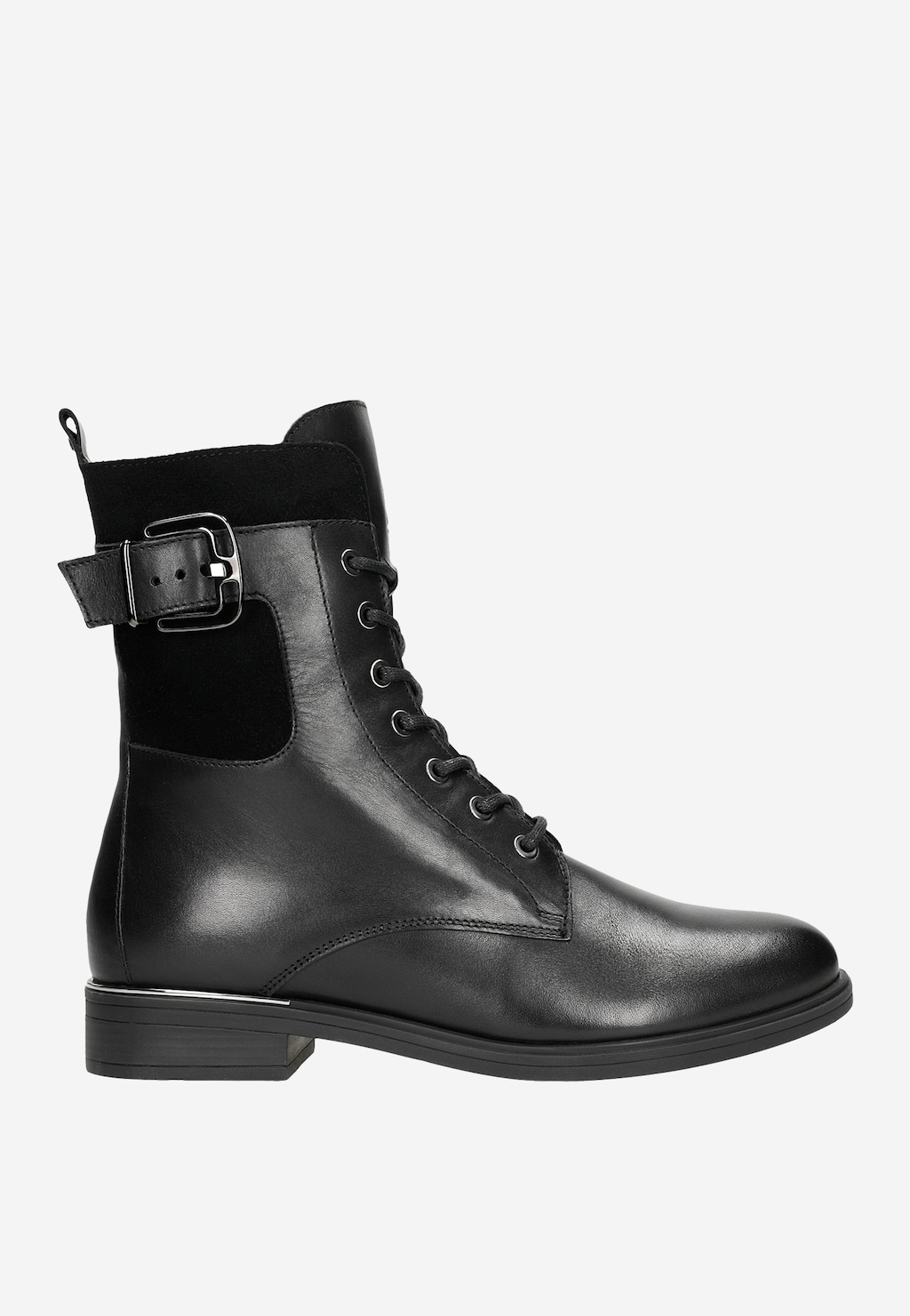 Czarne trzewiki damskie Wojas 64042-71 z połączenia weluru i skóry licowej, z ozdobną klamrą boczną i sznurowaniem, na niskim obcasie, w eleganckim militarnym stylu.