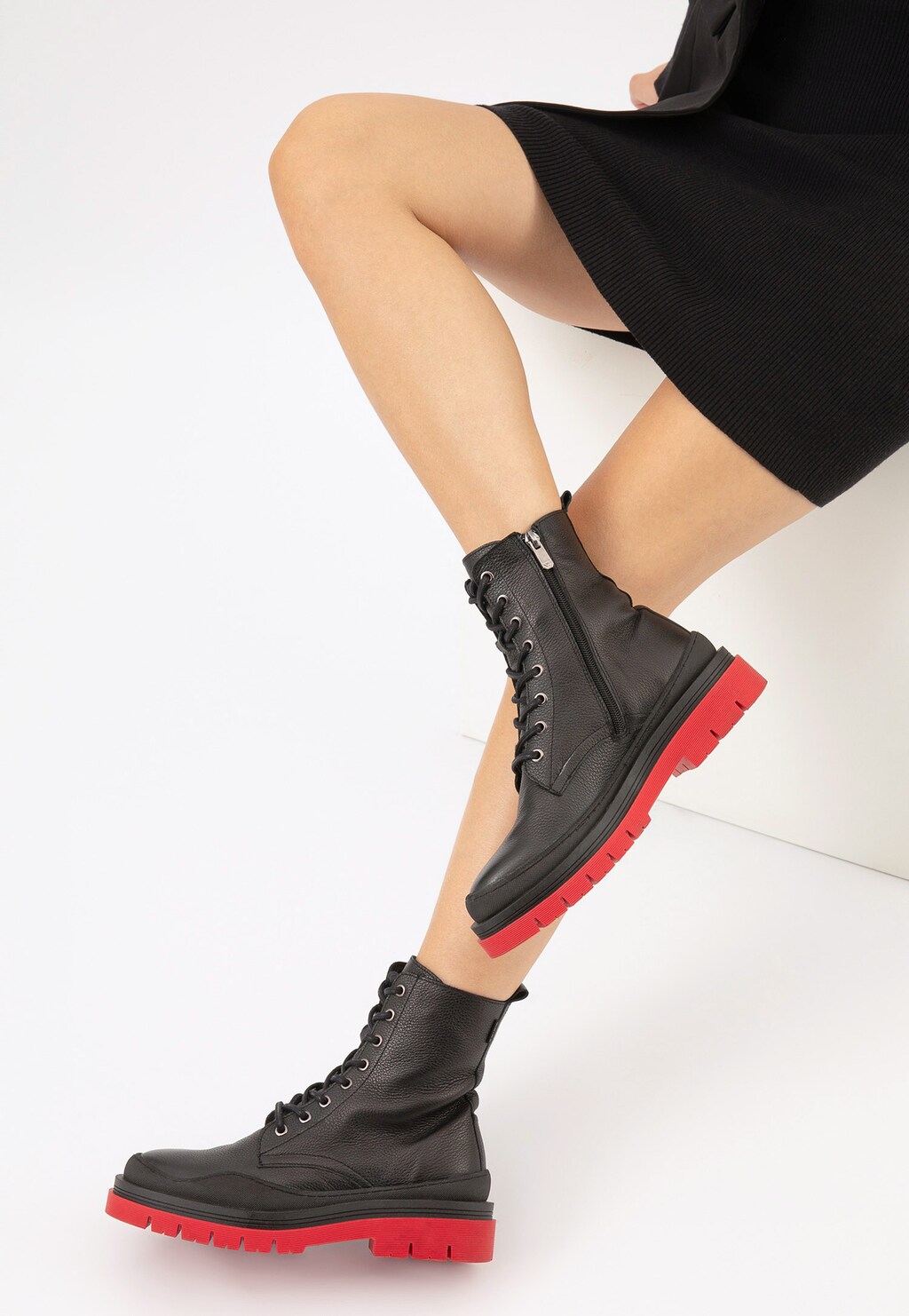 Dámske členkové topánky z lícovej kože s červenou podrážkou 64080-51 Widok 8