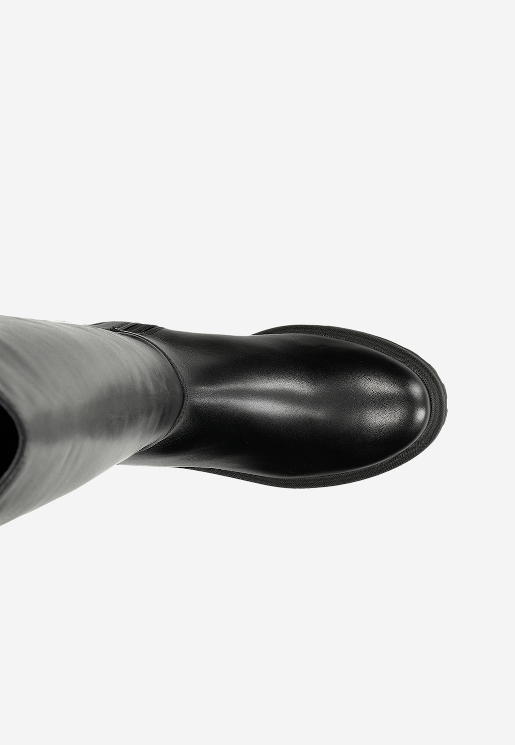 Czarne zimowe kozaki damskie Wojas model 71021-81 z podeszwą typu traktor, widoczne z góry, ukazujące elegancki skórzany przód buta i część cholewki.