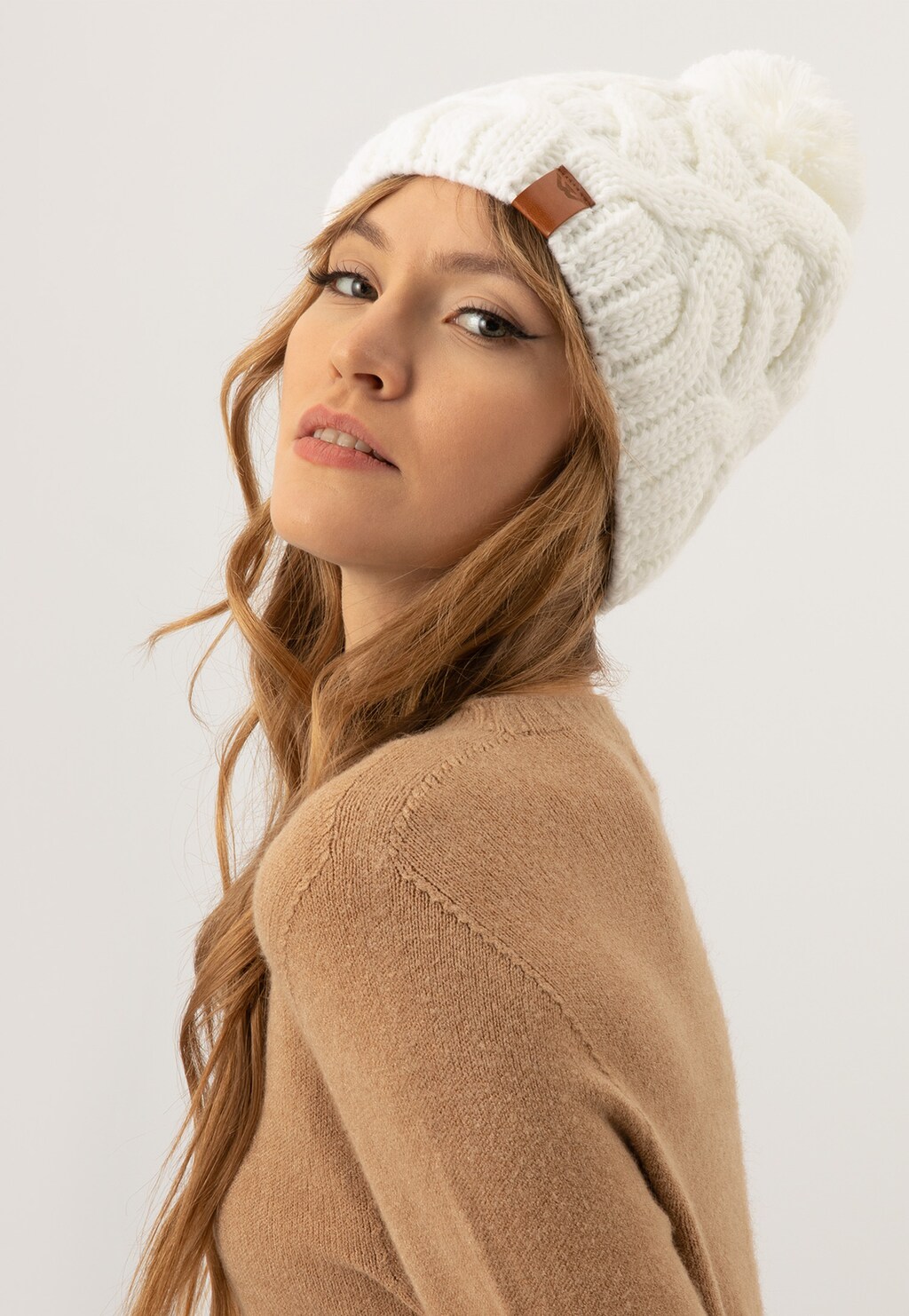 Biała zimowa czapka damska ze splotem 96015-19 Widok 6