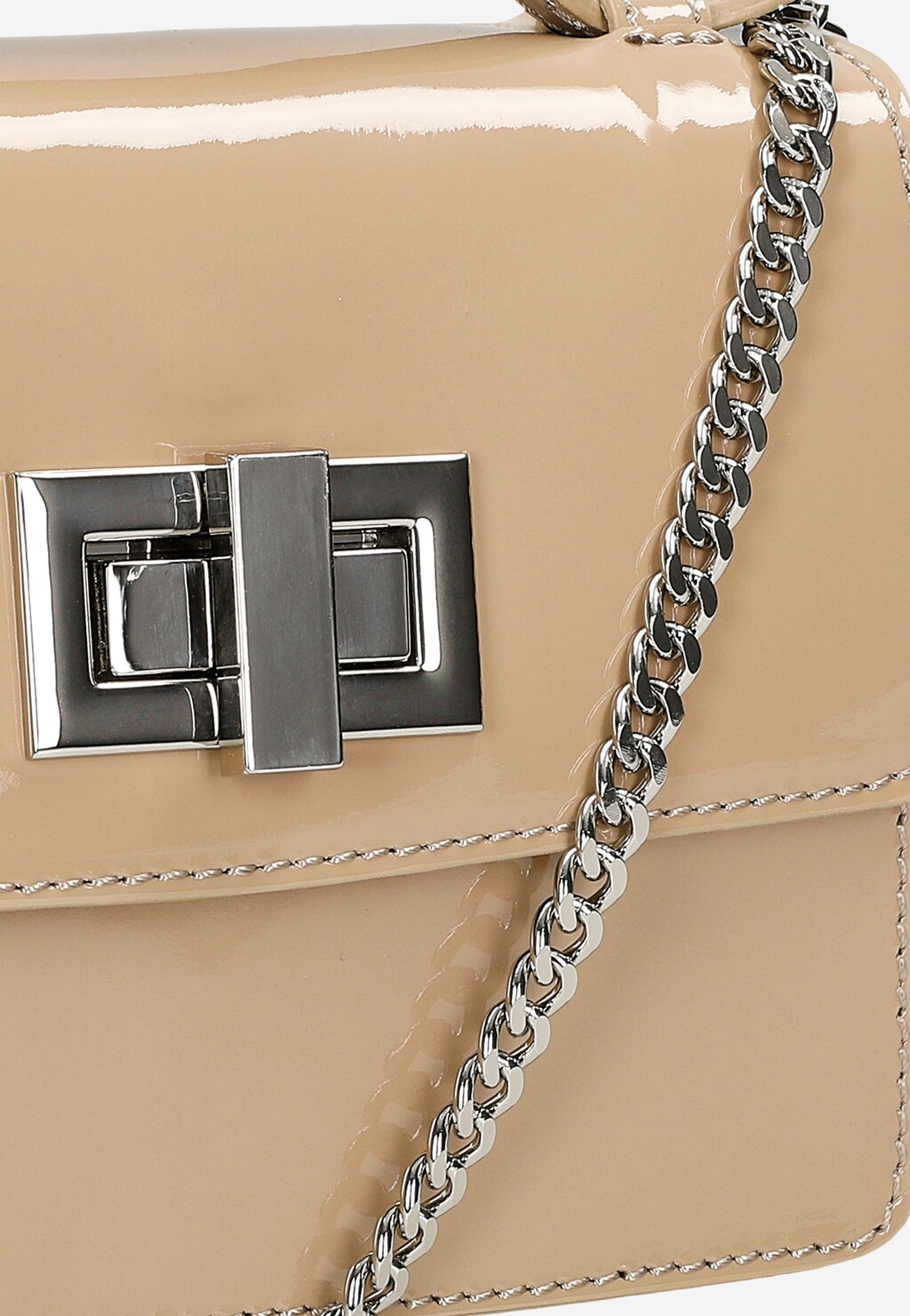 Beżowa lakierowana torebka Wojas 80215-34 z metalowym zapięciem i łańcuszkiem, elegancki wizytowy model o połyskującej powierzchni i charakterystycznym kwadratowym zamknięciu.