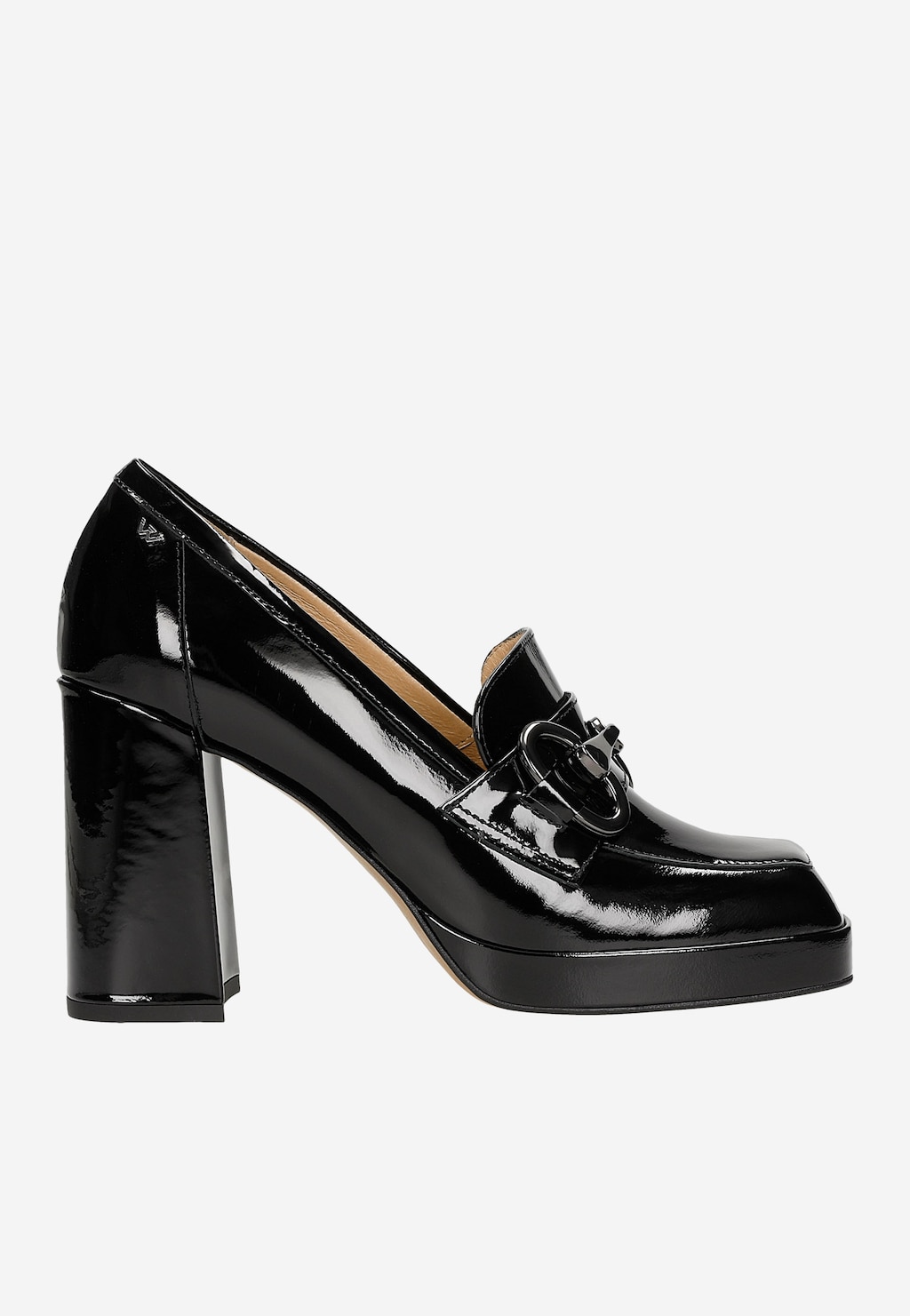 Czarne, lakierowane mokasyny damskie Wojas 46216-31 na wysokim słupku z platformą i ozdobnym metalowym elementem, ujęte z boku.