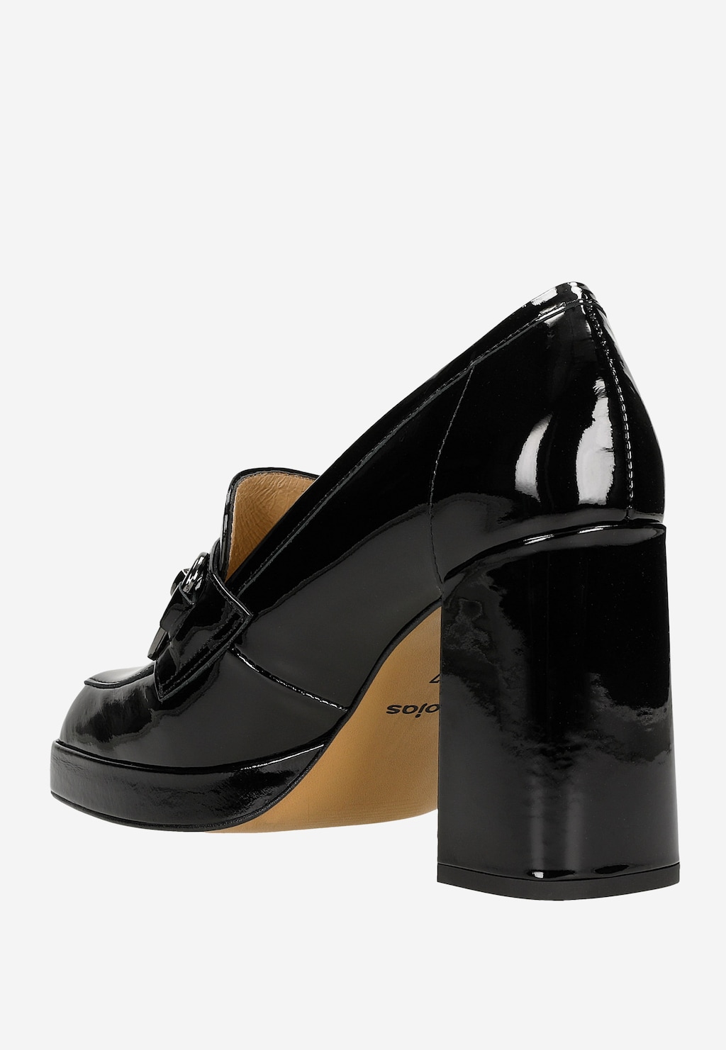 Eleganckie czarne lakierowane mokasyny Wojas 46216-31 na stabilnym słupku, widoczne z tyłu, z charakterystyczną klamrą i platformą, łączące klasyczny styl z nowoczesnym designem.