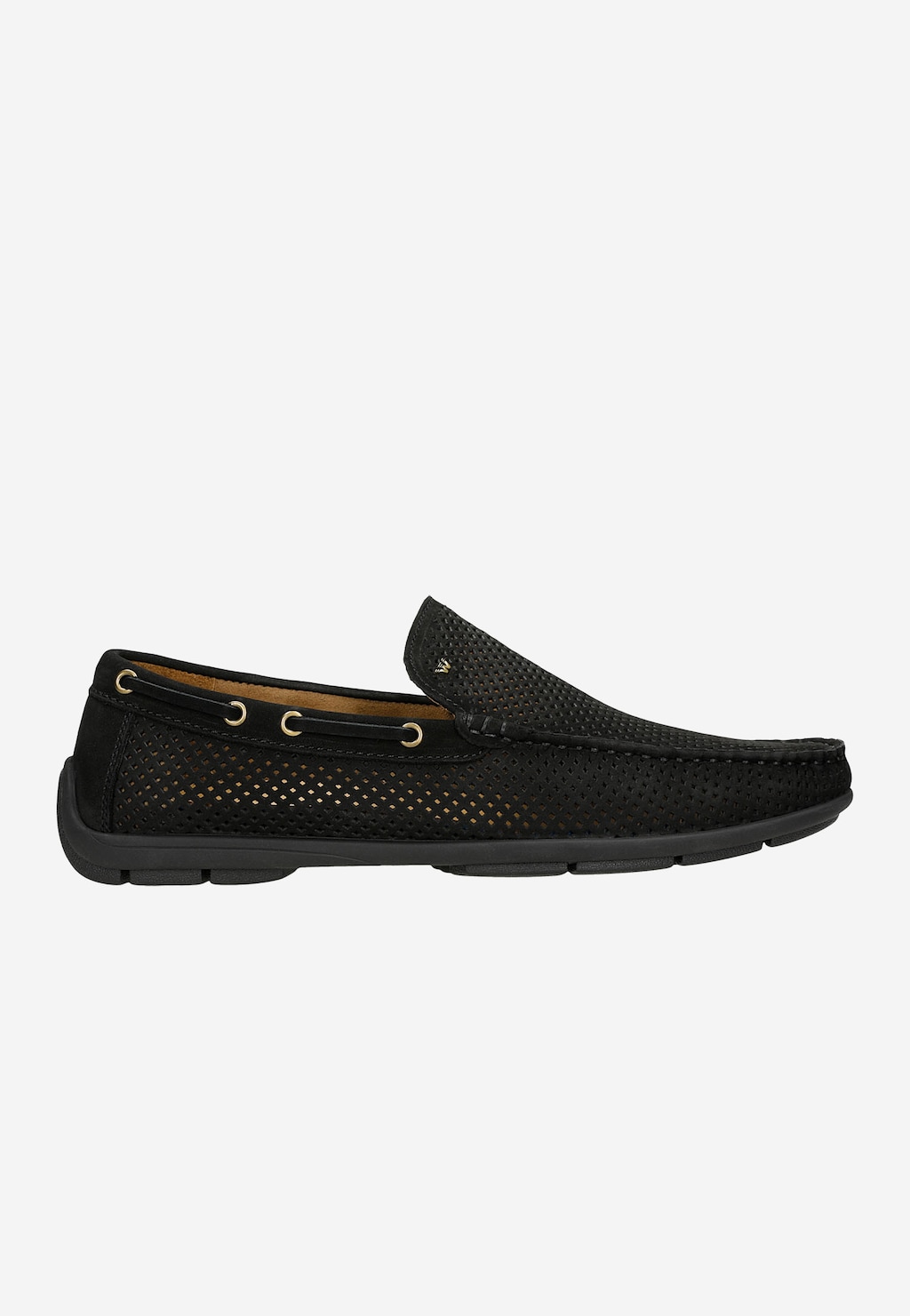 Czarne ażurowane mokasyny Wojas model 10103-21 z nubuku, widok z boku. Eleganckie męskie buty z perforowanym wzorem i złotymi oczkami na cholewce.