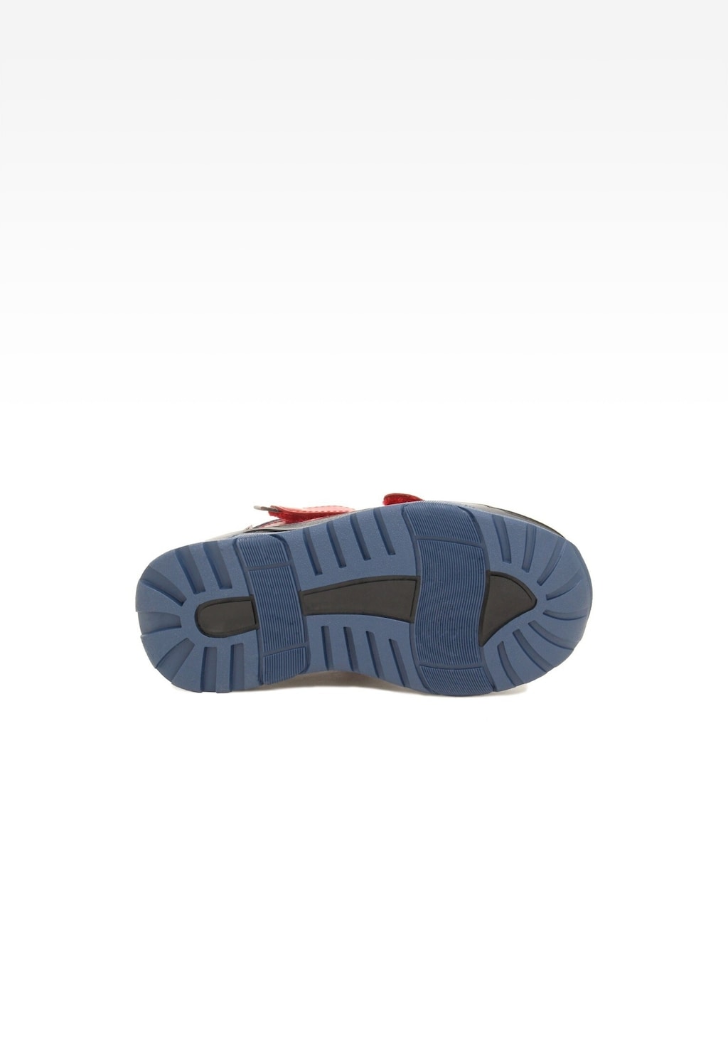 Podeszwa sneakersów Bartek 11711008 dla chłopców w kolorze granatowym z czarnym wzorem bieżnika, widoczny fragment czerwonego zapięcia na rzep.