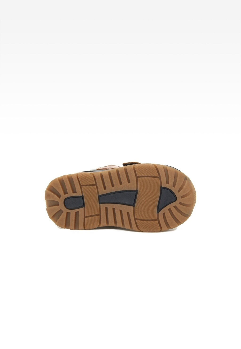 Brązowa podeszwa butów Bartek Sneakers 11711005 dla chłopców, widok od spodu pokazujący bieżnik z wyraźnymi rowkami zapewniającymi przyczepność.