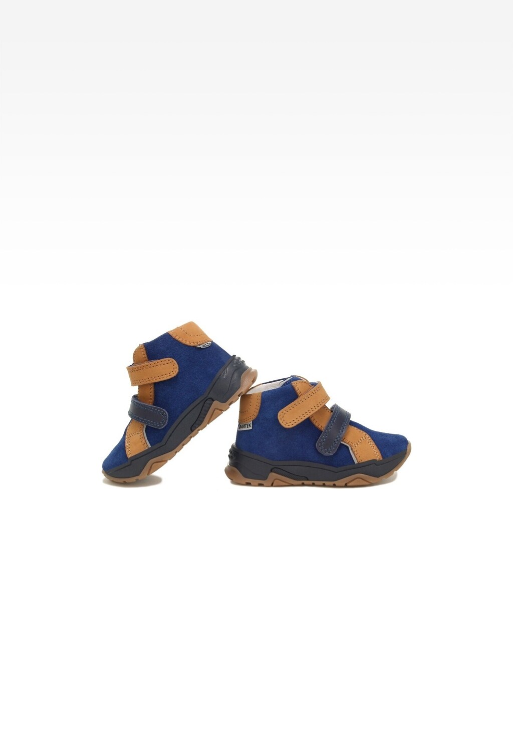 Granatowo-brązowe trzewiki dziecięce Bartek 11689001 z rzepami, na wytrzymałej podeszwie, idealne dla chłopców. Buty pokazane z boku w parze.