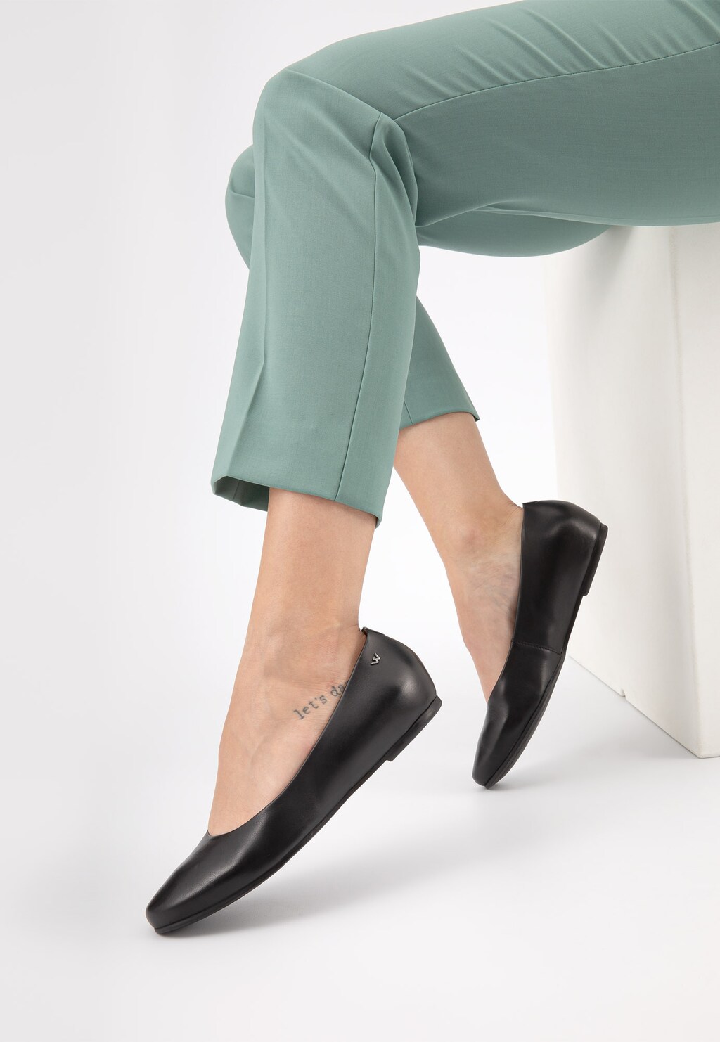 Czarne ponadczasowe baleriny damskie ze skóry licowej 44005-51 Widok 7