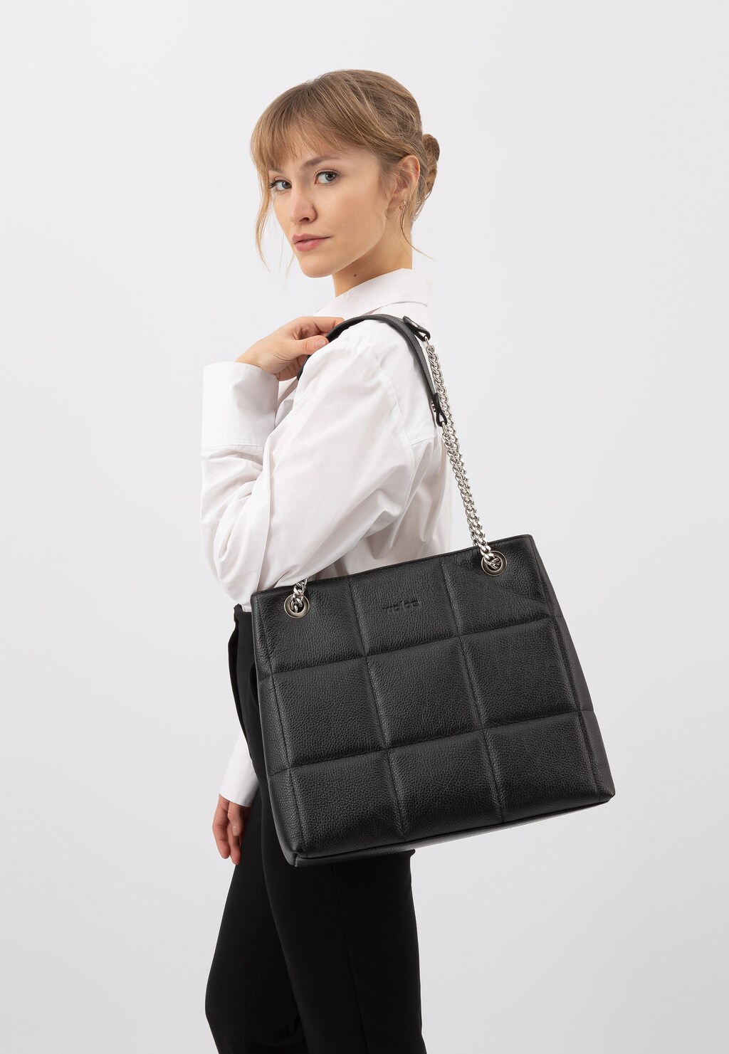 Čierna dámska kožená kabelka s reťazovými remienkami 80238-51 Widok 8