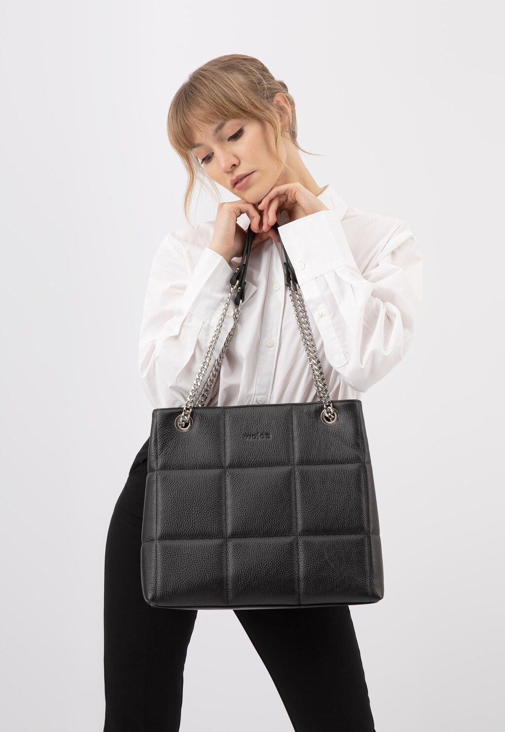 Čierna dámska kožená kabelka s reťazovými remienkami 80238-51 Widok 1