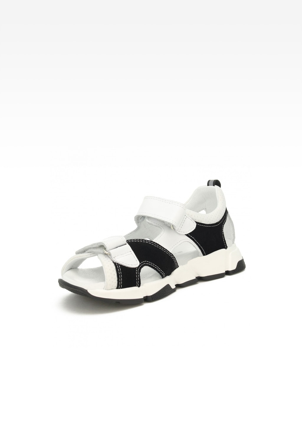 Czarno-białe sandały dziecięce Bartek 19119003 dla chłopców z rzepami, widoczne z boku. But ma sportową podeszwę i kontrastowe elementy w kolorach czarnym i białym.