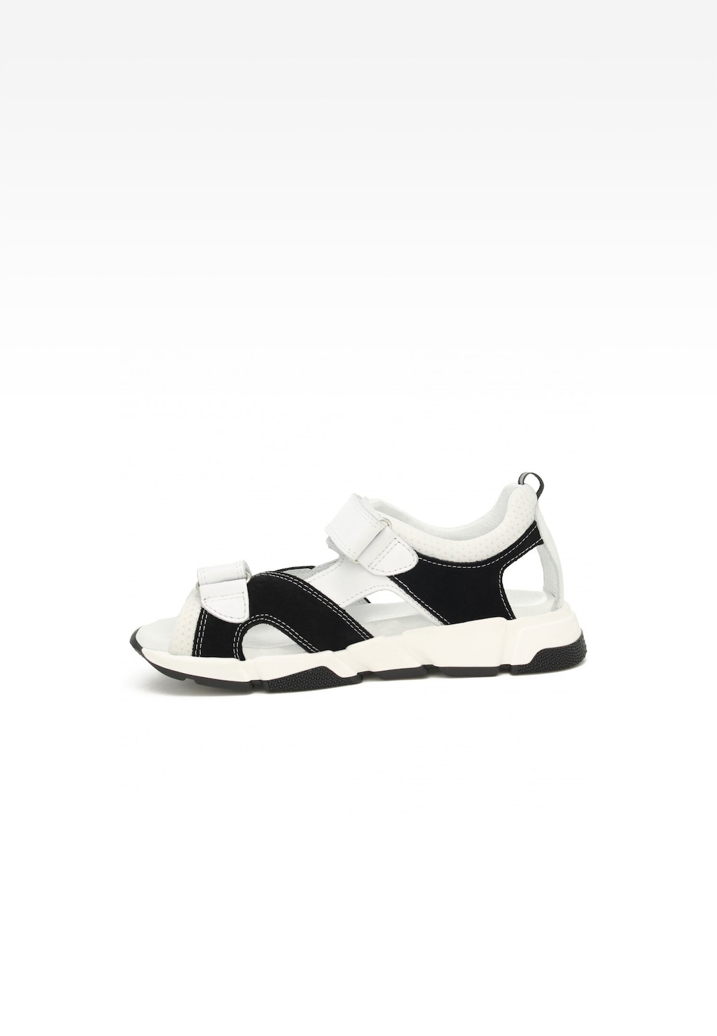 Czarno-białe sandały Bartek 19119003 dla chłopców, z rzepami zapewniającymi wygodne dopasowanie, na lekkiej podeszwie z bieżnikiem, widok z boku.