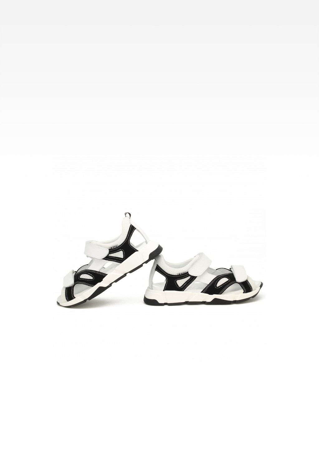 Czarno-białe sandały Bartek 19119003 dla chłopców, z regulowanymi rzepami, widoczne z boku, idealne na letnie aktywności.