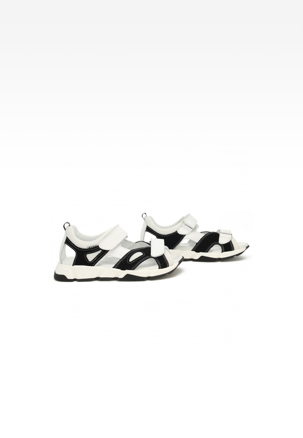 Czarno-białe sandały chłopięce Bartek 19119003 z zapięciem na rzepy, wykonane z wysokiej jakości materiałów, idealne na letnie aktywności.