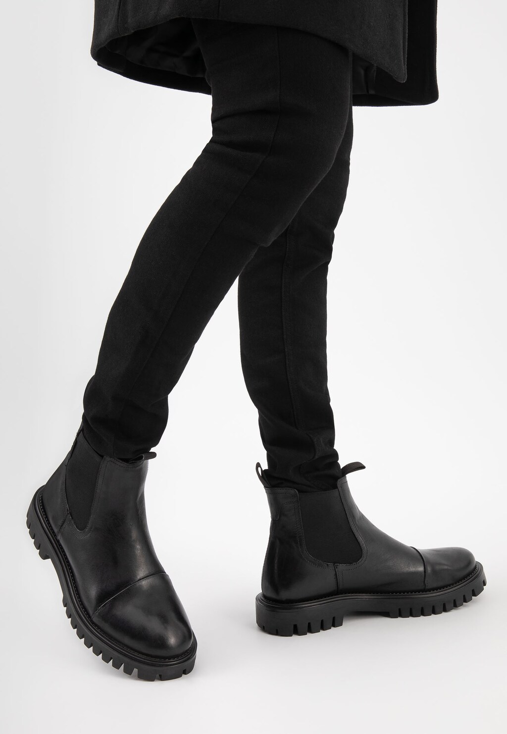 Czarne skórzane sztyblety męskie z podeszwą na bieżniku 20020-51 Widok 8