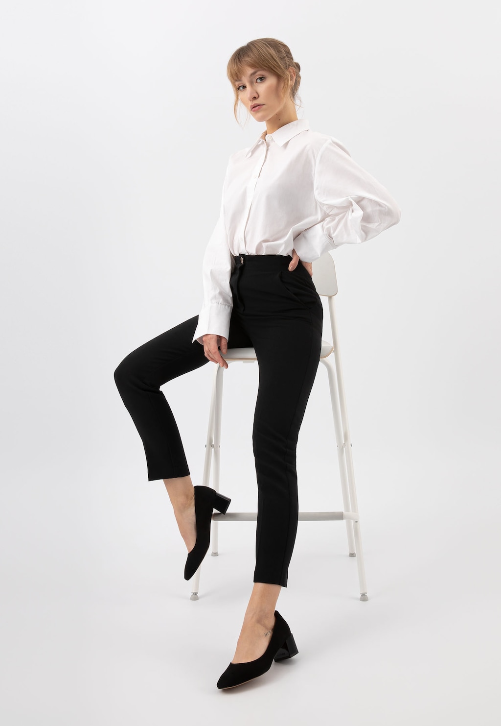 Elegancka stylizacja z czółenkami Wojas model 35062-61 - czarne welurowe buty na niskim obcasie doskonale uzupełniają strój z białą koszulą i czarnymi spodniami.