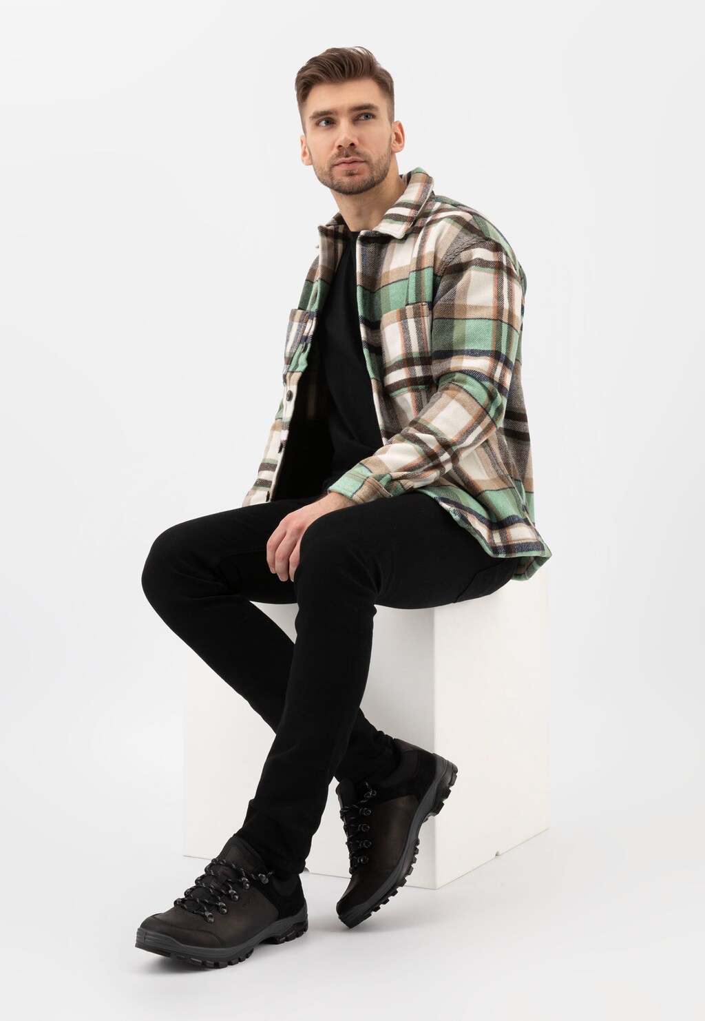 Półbuty trekkingowe w kolorze czarnym 10068-91 Widok 1