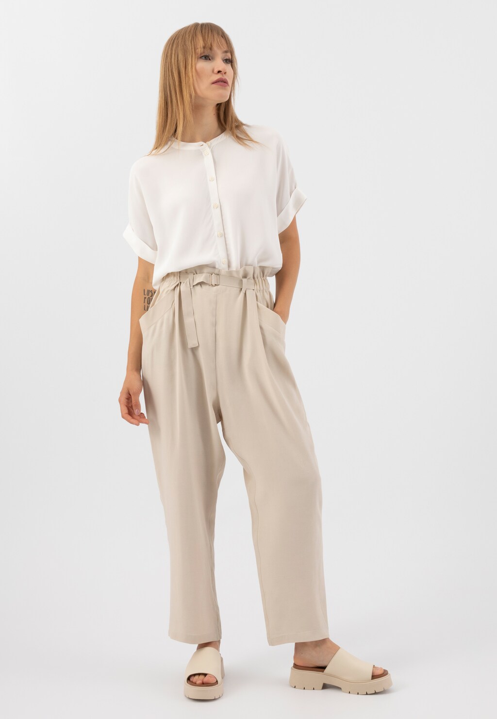 Beżowe klapki damskie na wysokiej podeszwie 74020-54 Widok 7