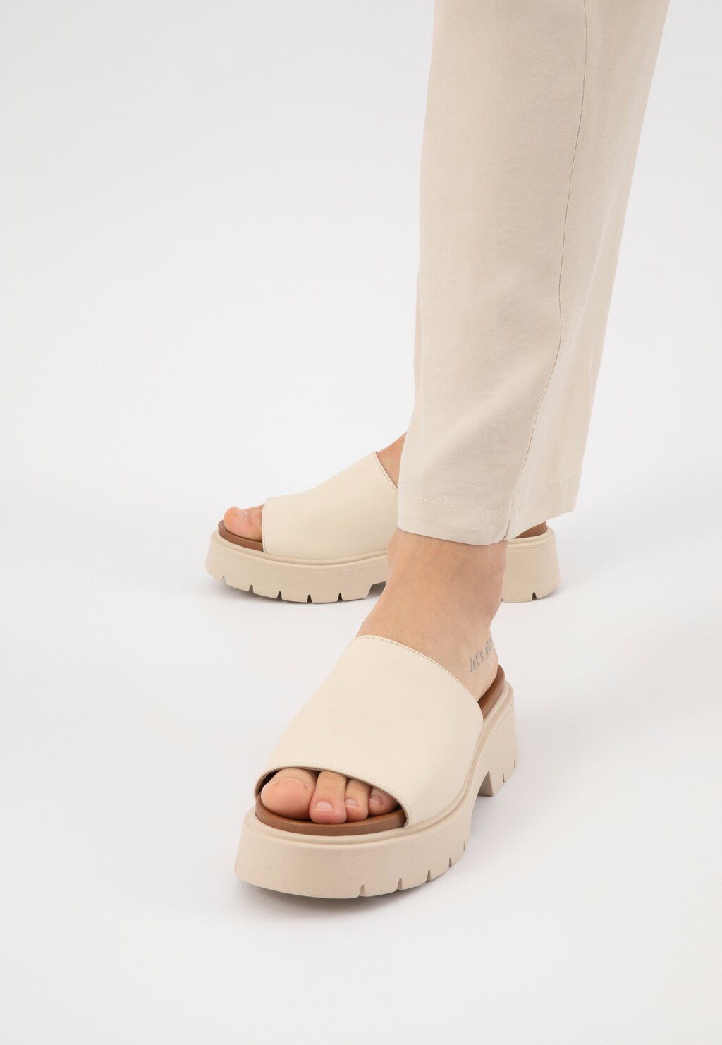 Beżowe klapki damskie na wysokiej podeszwie 74020-54 Widok 8