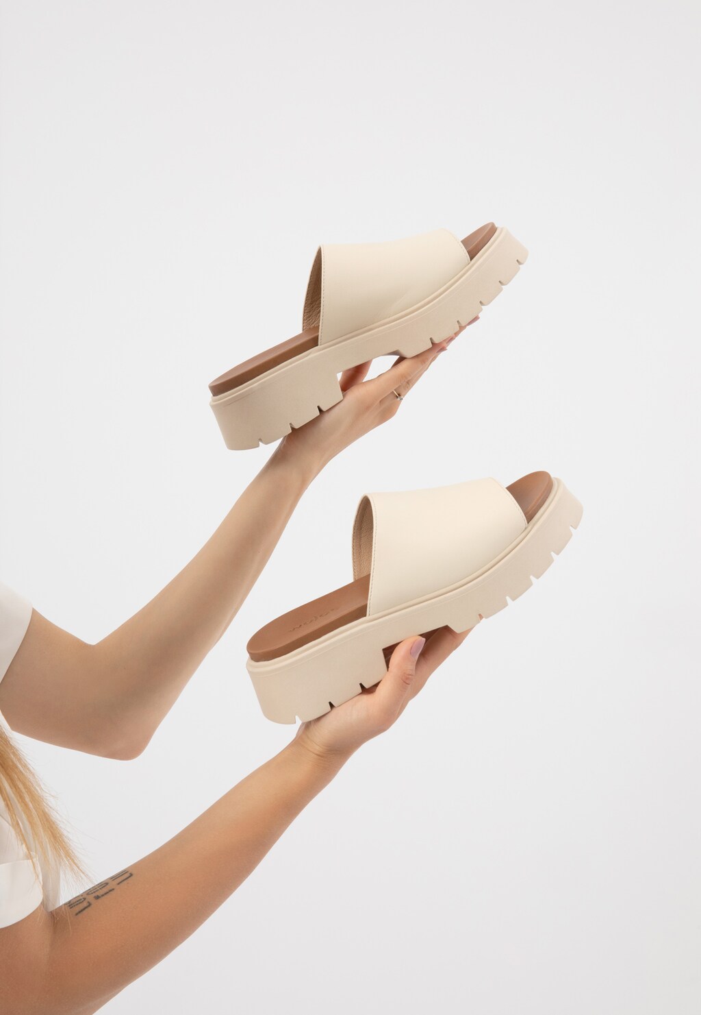 Beżowe klapki damskie na wysokiej podeszwie 74020-54 Widok 9