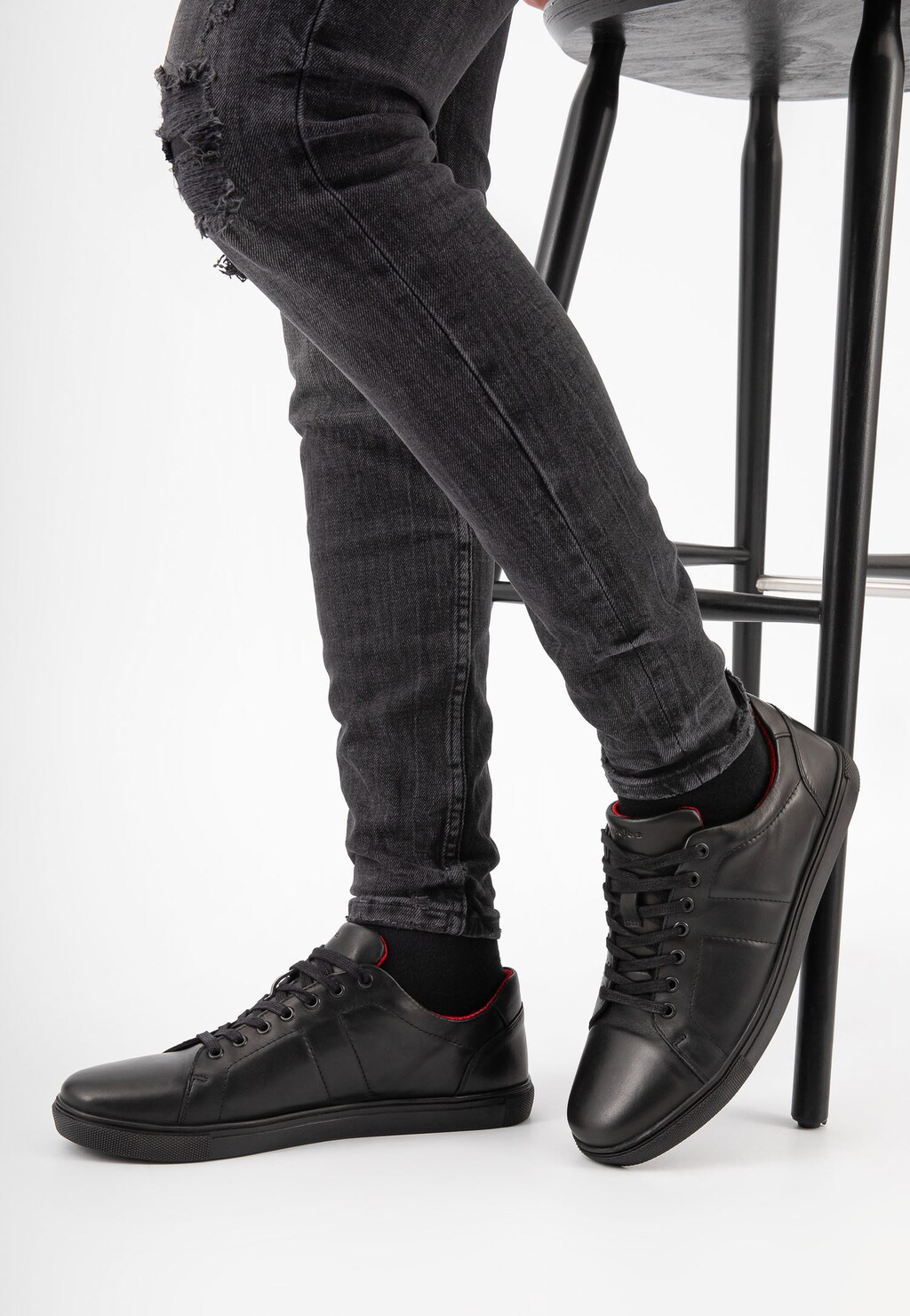 Pánske tenisky z čiernej lícovej kože na každodenné nosenie 10036-51 Widok 7