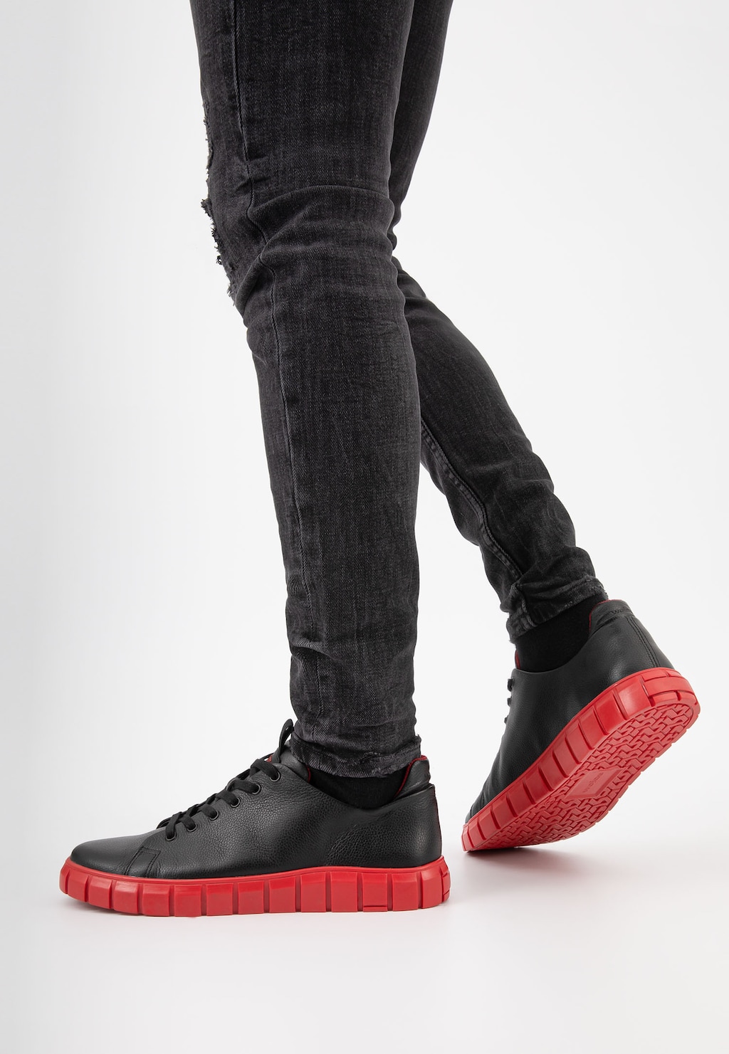 Czarne trampki męskie z czerwoną podeszwą 10110-51 Widok 7